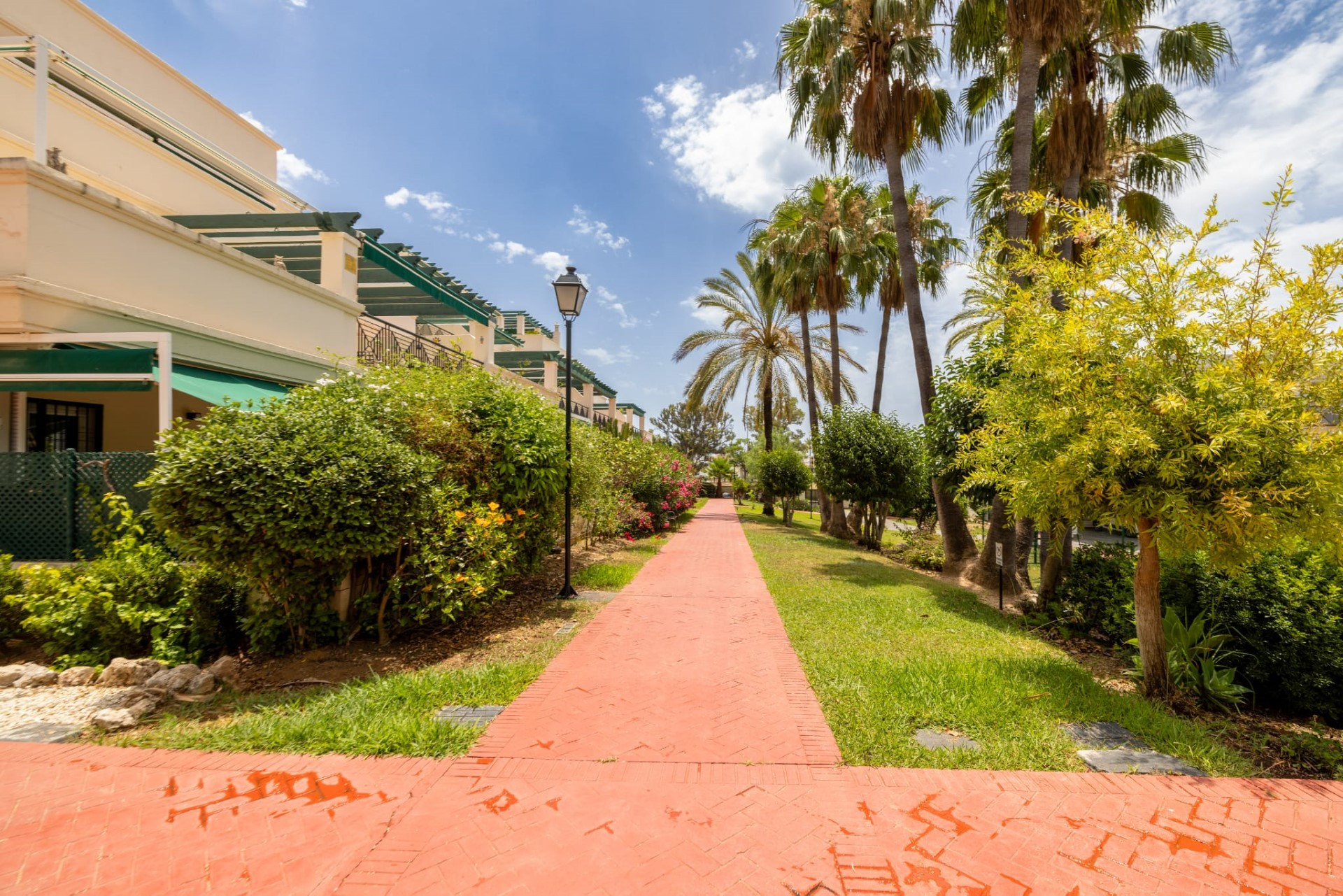 Apartamento contemporáneo de 2 dormitorios con amplia terraza en Lorcrimar, Nueva Andalucía