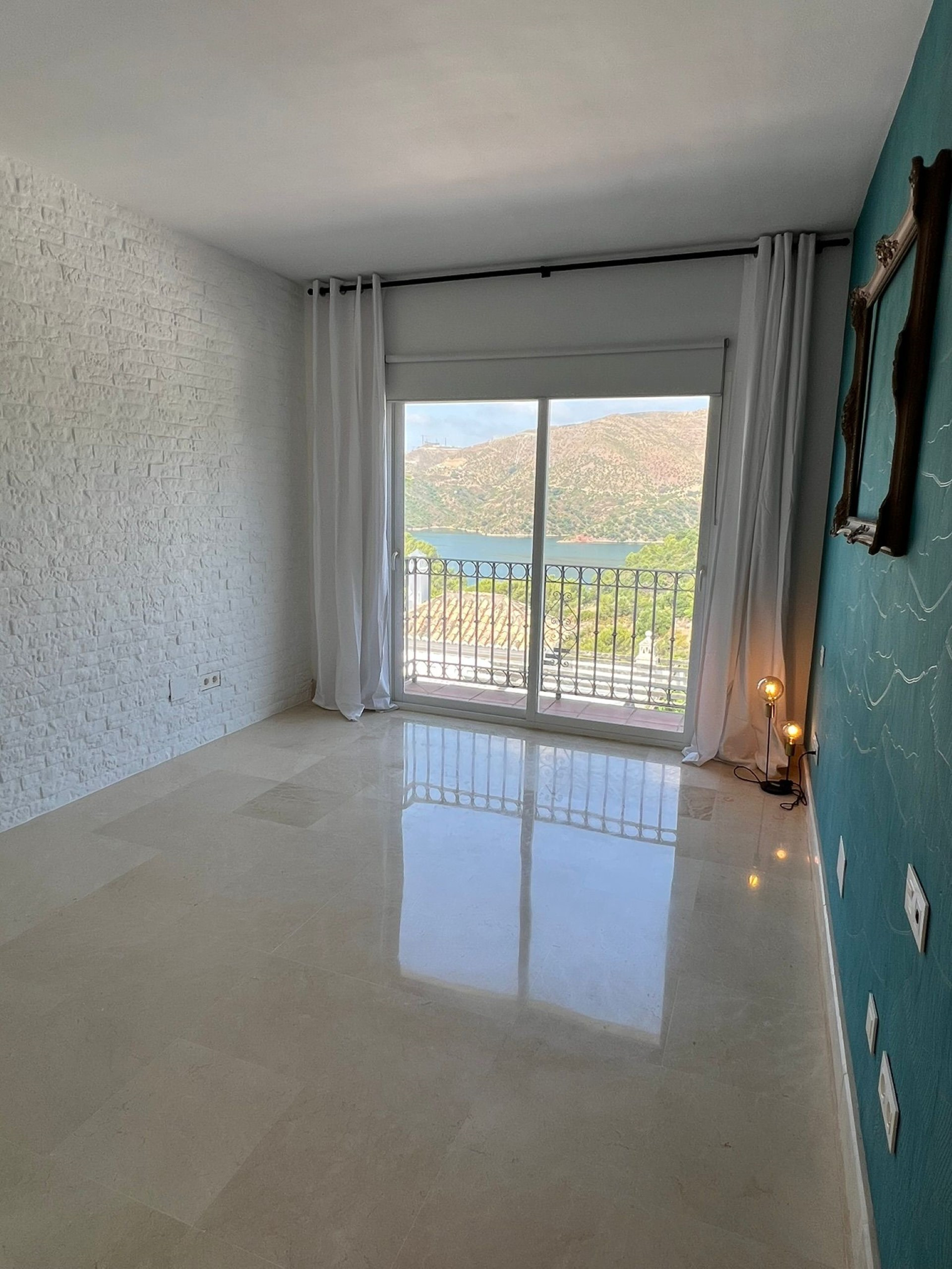 Casa adosada en Zahara de Istán con vistas panorámicas al lago