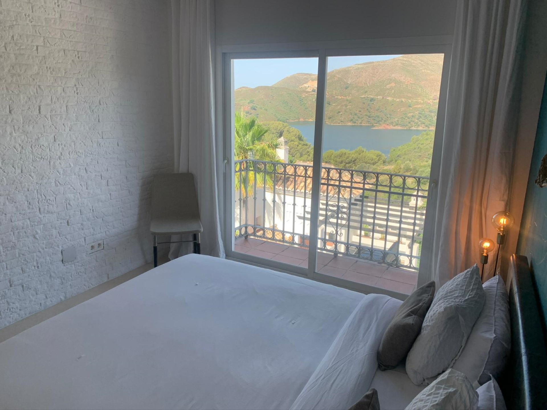 Casa adosada en Zahara de Istán con vistas panorámicas al lago