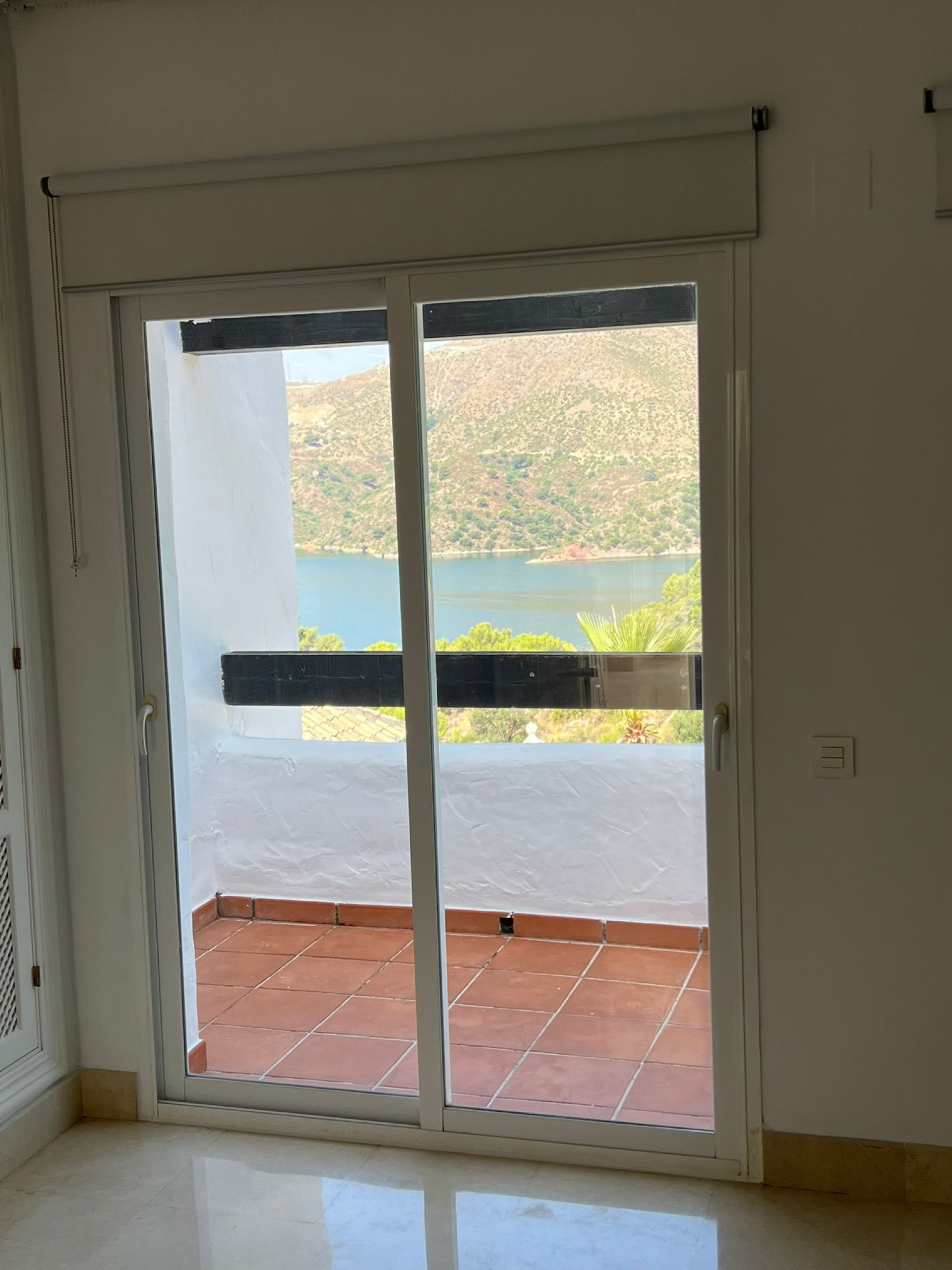 Casa adosada en Zahara de Istán con vistas panorámicas al lago