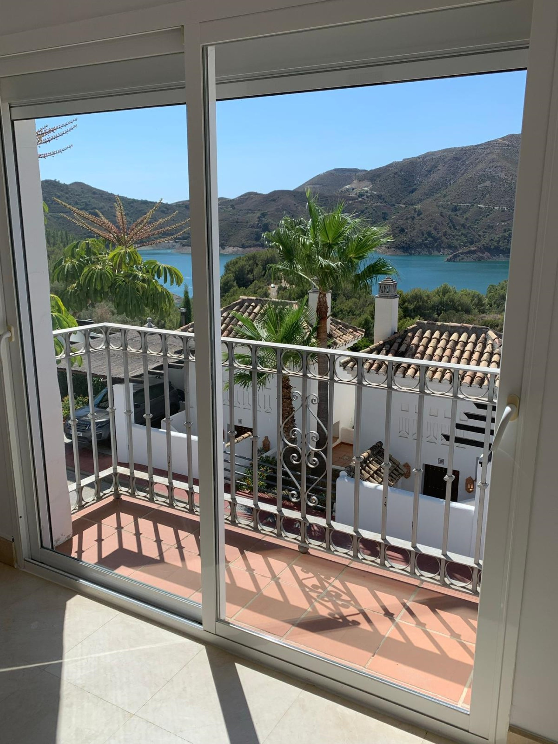 Casa adosada en Zahara de Istán con vistas panorámicas al lago