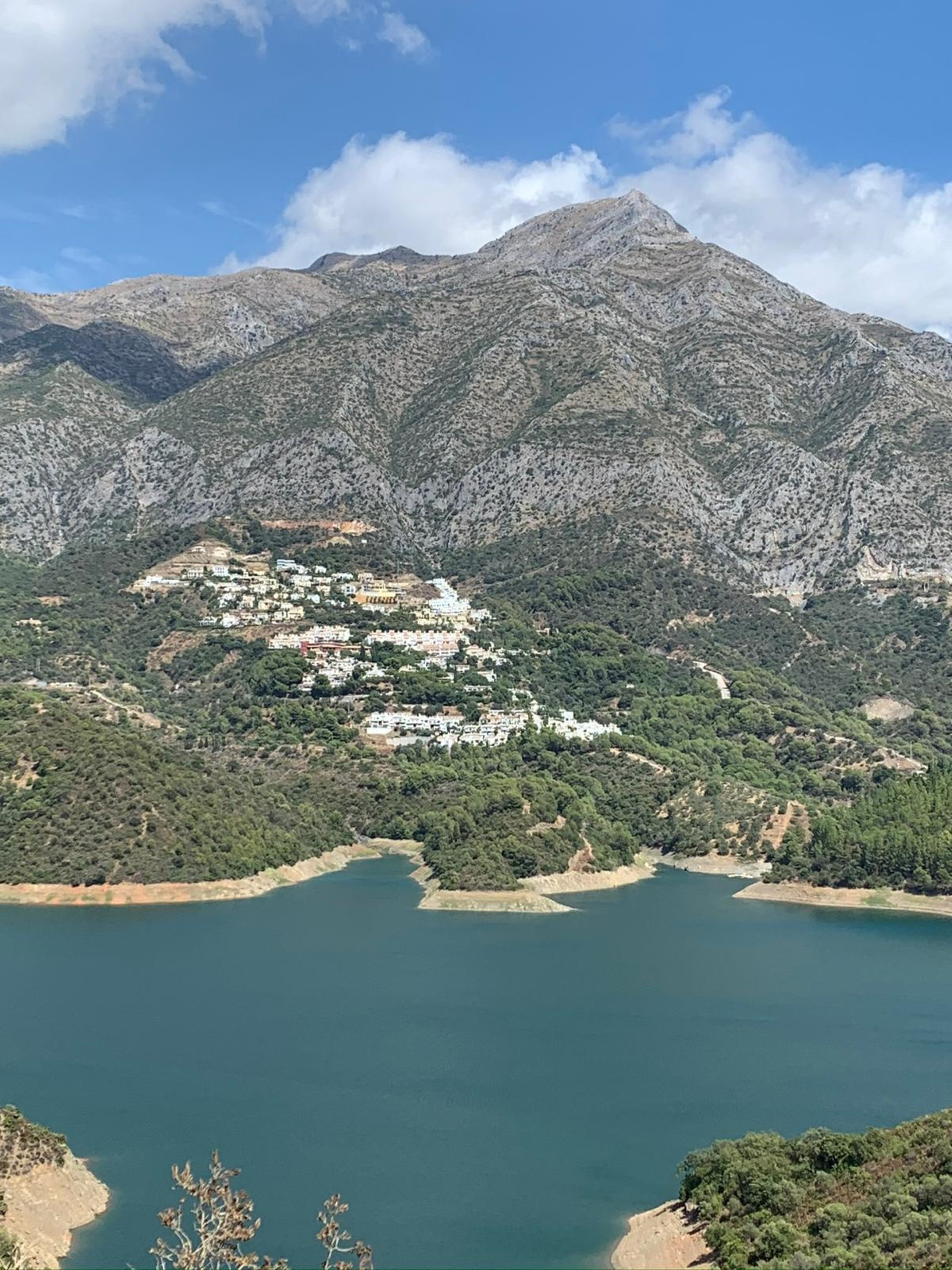 Casa adosada en Zahara de Istán con vistas panorámicas al lago