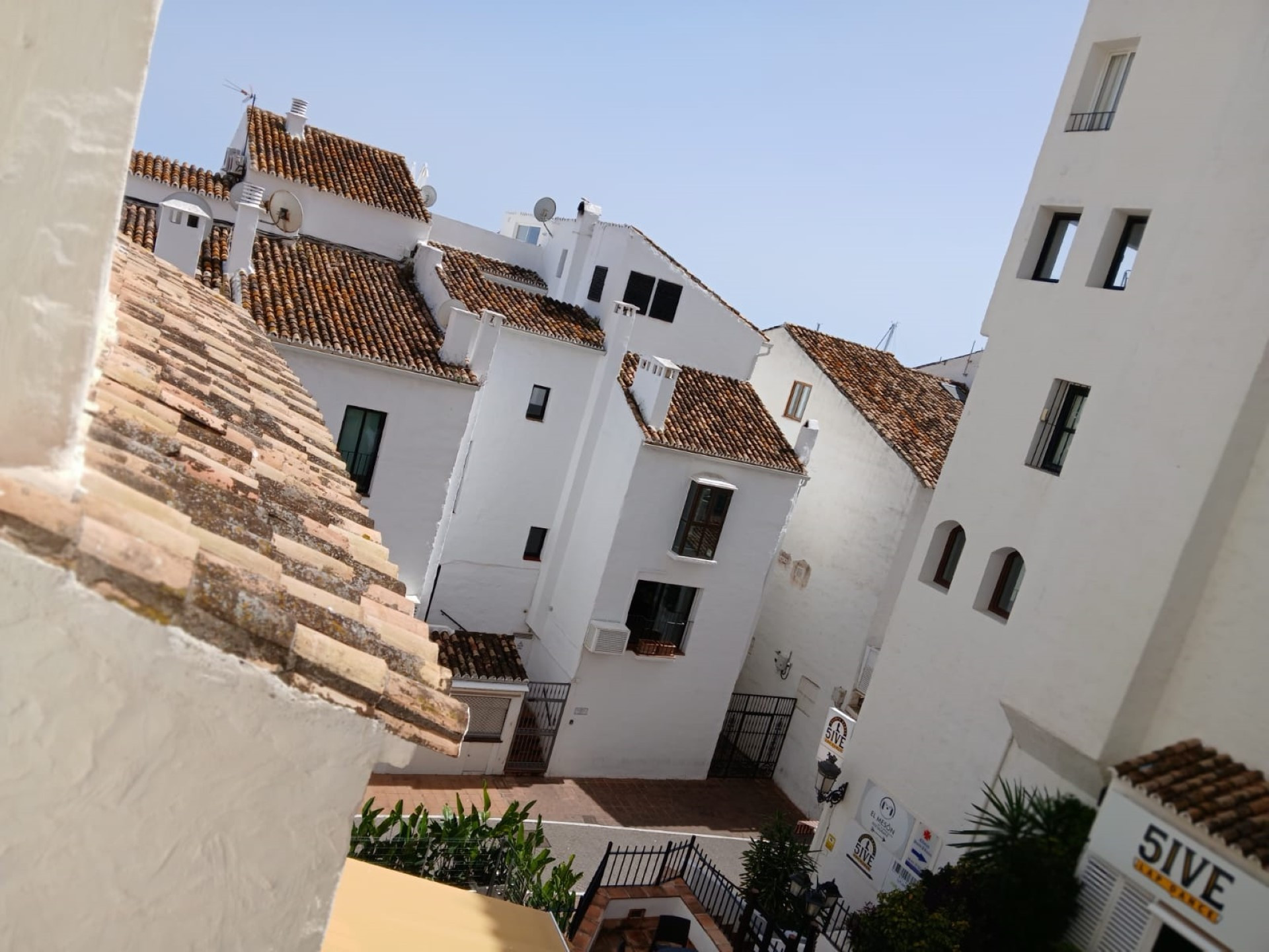Apartamento contemporáneo de 2 dormitorios en Puerto Banús Marina