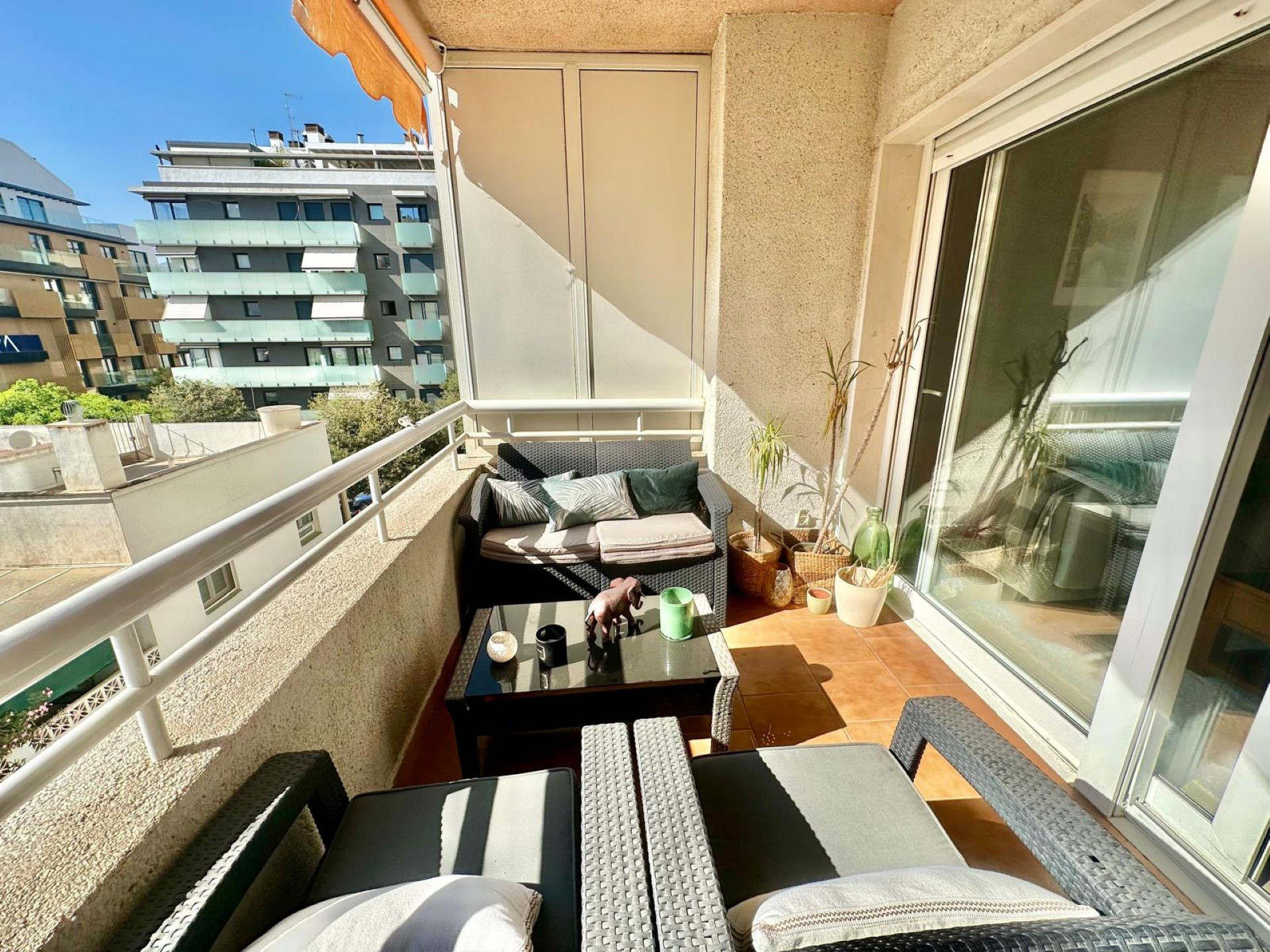 Contemporary 2 bedroom apartment 2nd line beach in Marbella town