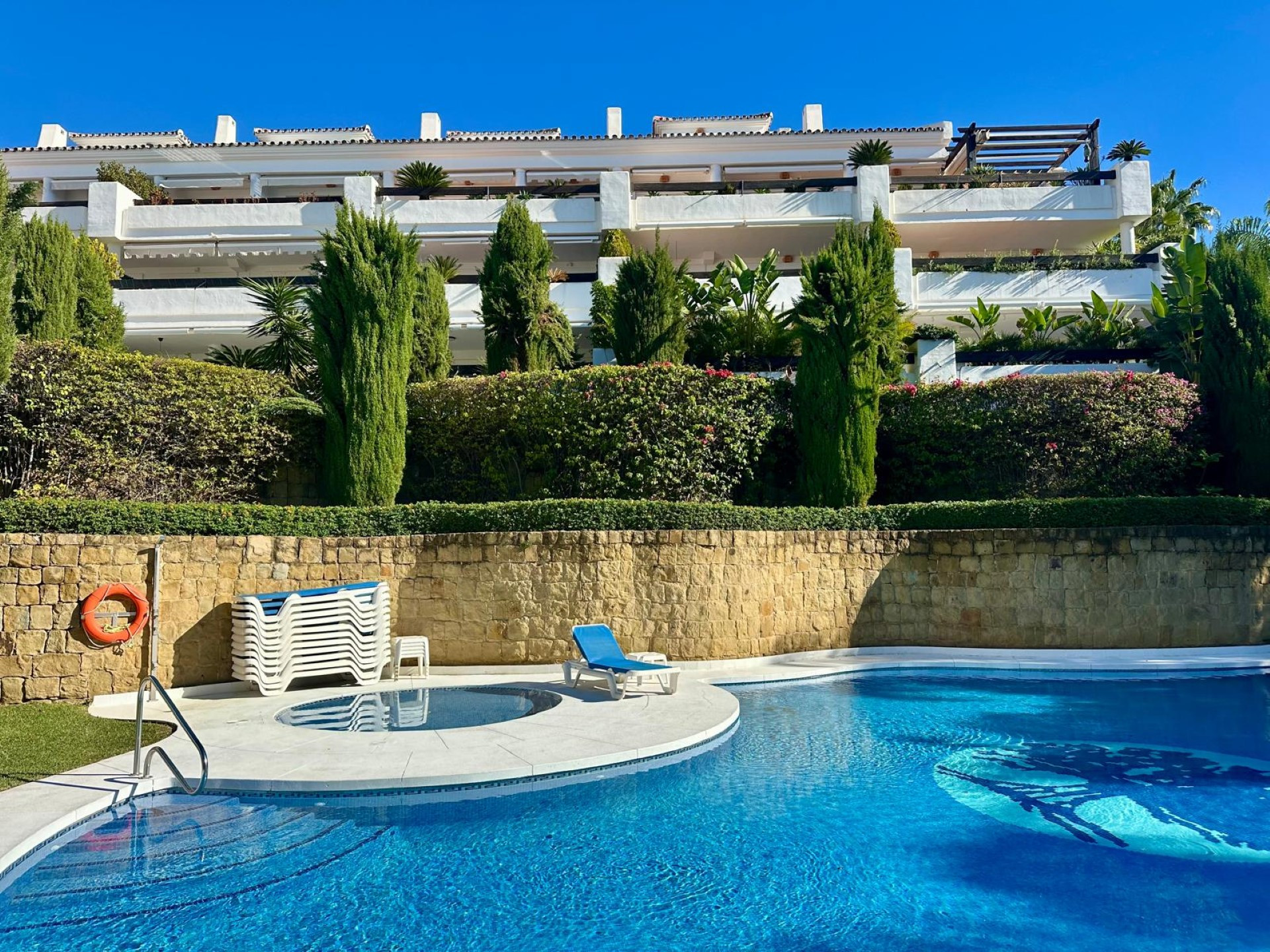 Elegant 2 bedroom Apartment in Aloha Mirasierra, Nueva Andalucia