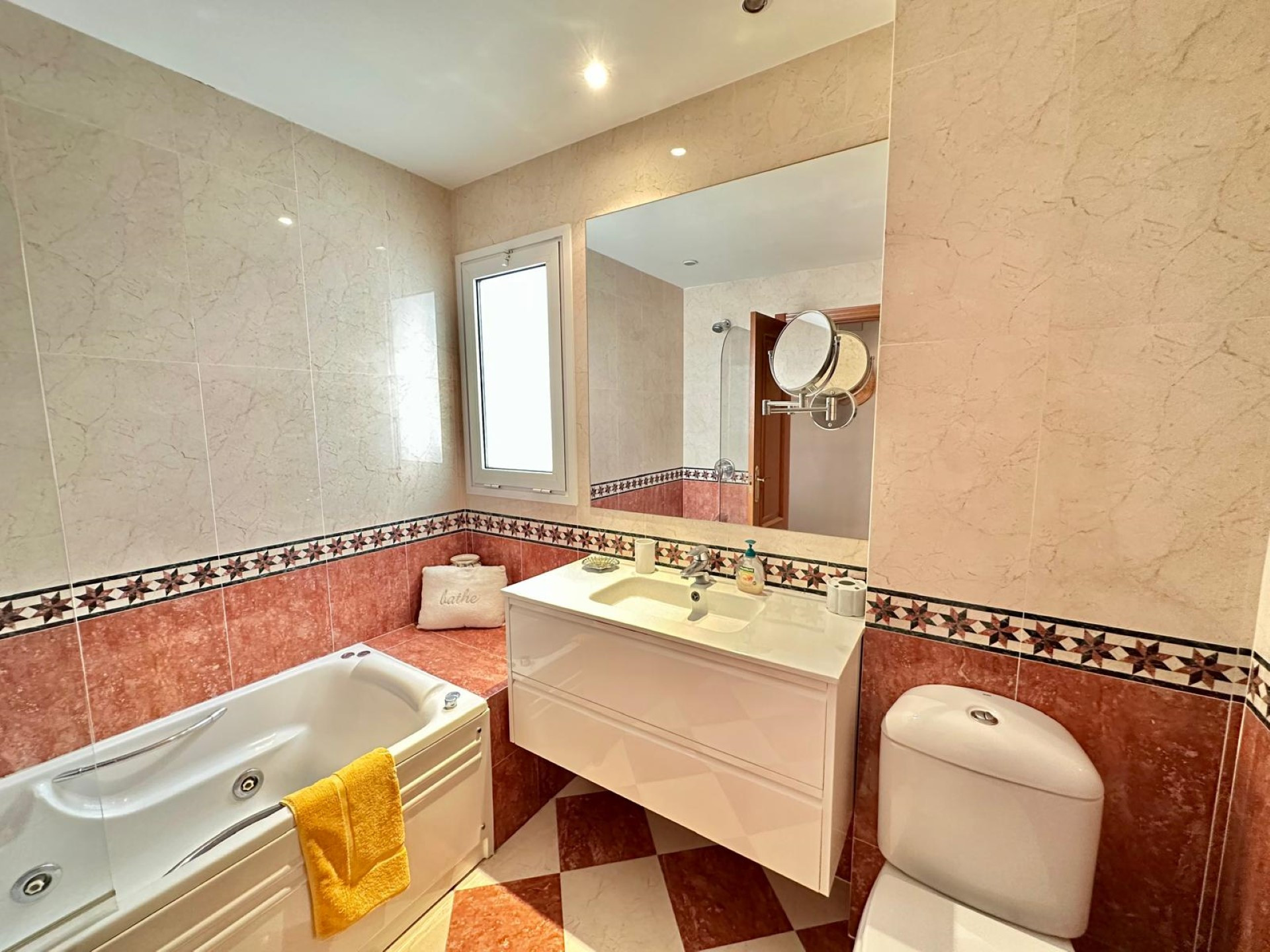 Elegant 2 bedroom Apartment in Aloha Mirasierra, Nueva Andalucia