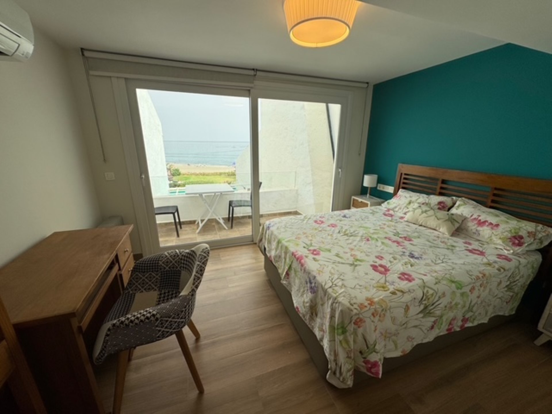 Villa en Primera Línea de Playa en Bahia Dorada, Estepona