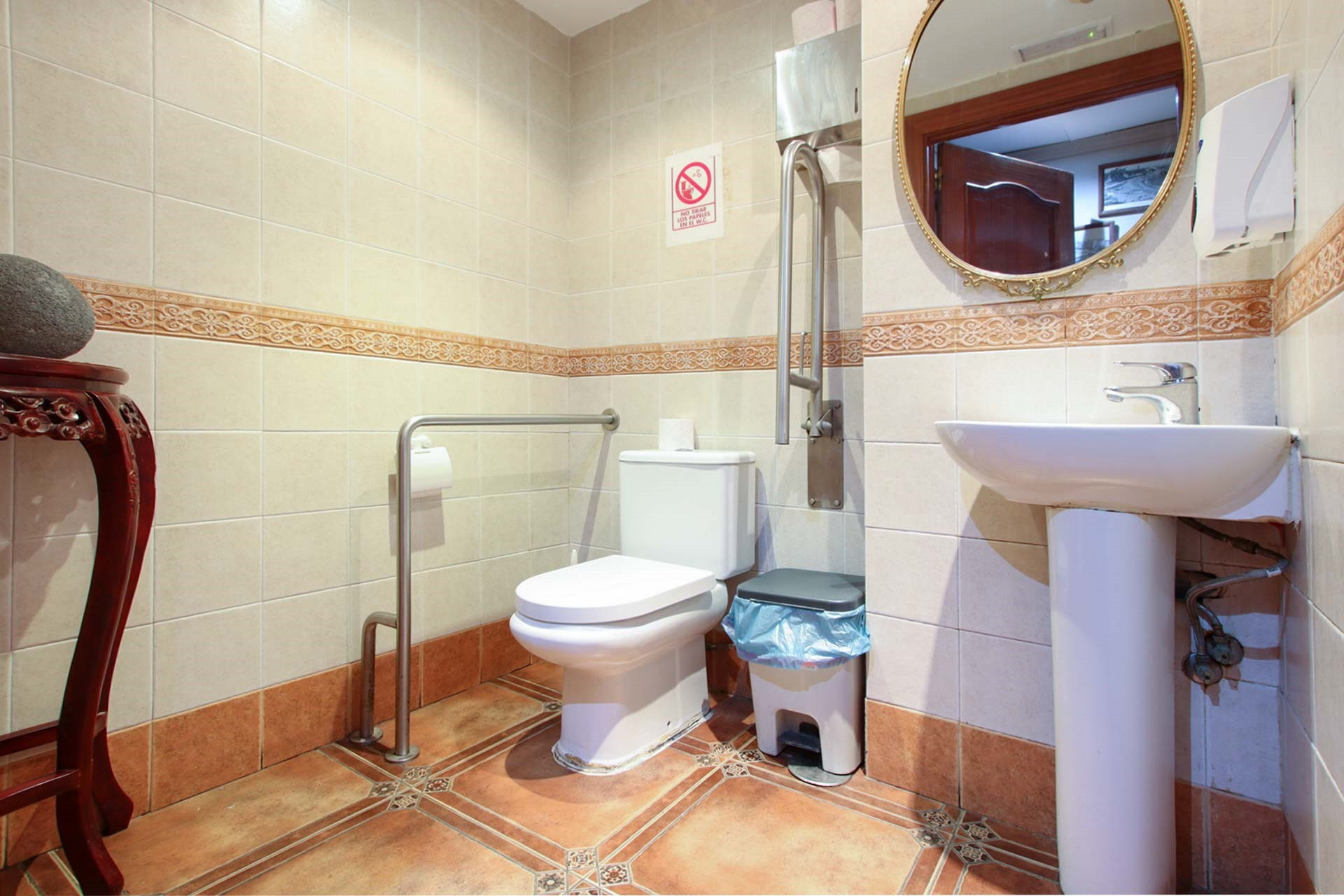 Versatile Commercial Premises with Apartment in La Panera, Estepona