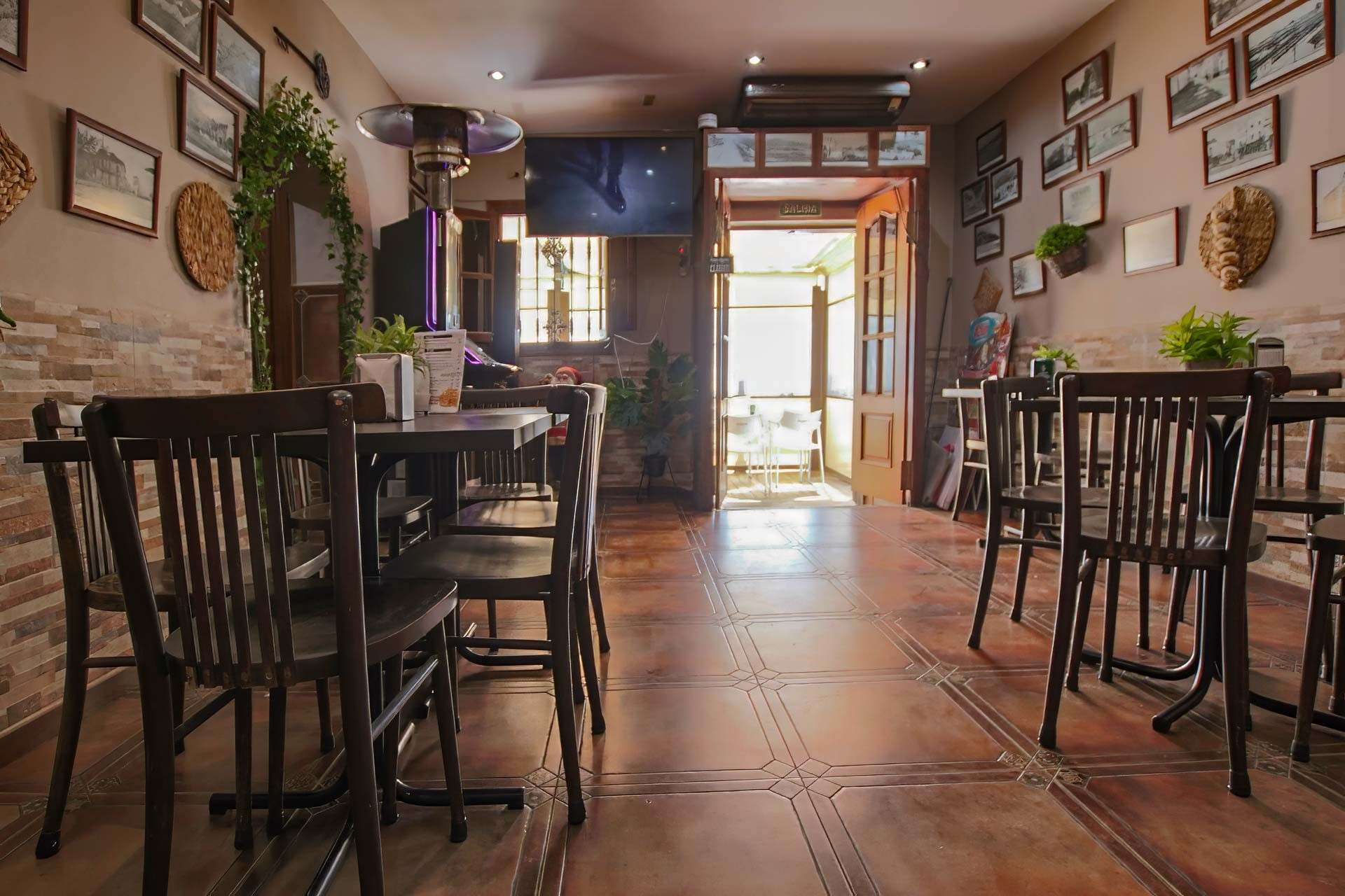 Versatile Commercial Premises with Apartment in La Panera, Estepona