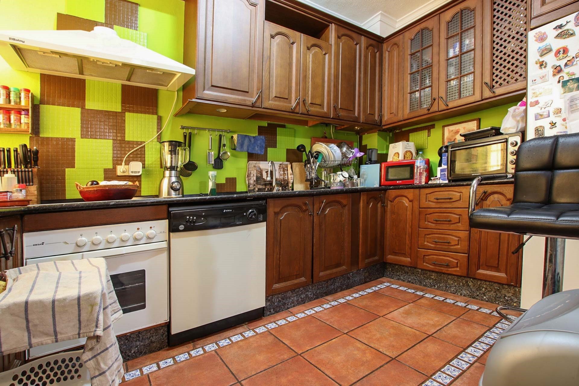 Versatile Commercial Premises with Apartment in La Panera, Estepona