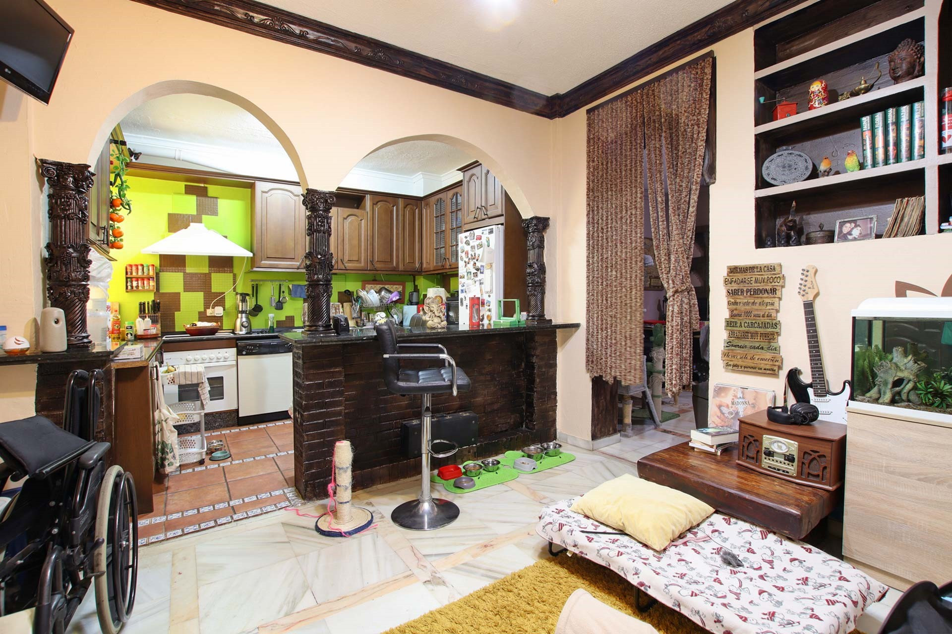 Versatile Commercial Premises with Apartment in La Panera, Estepona