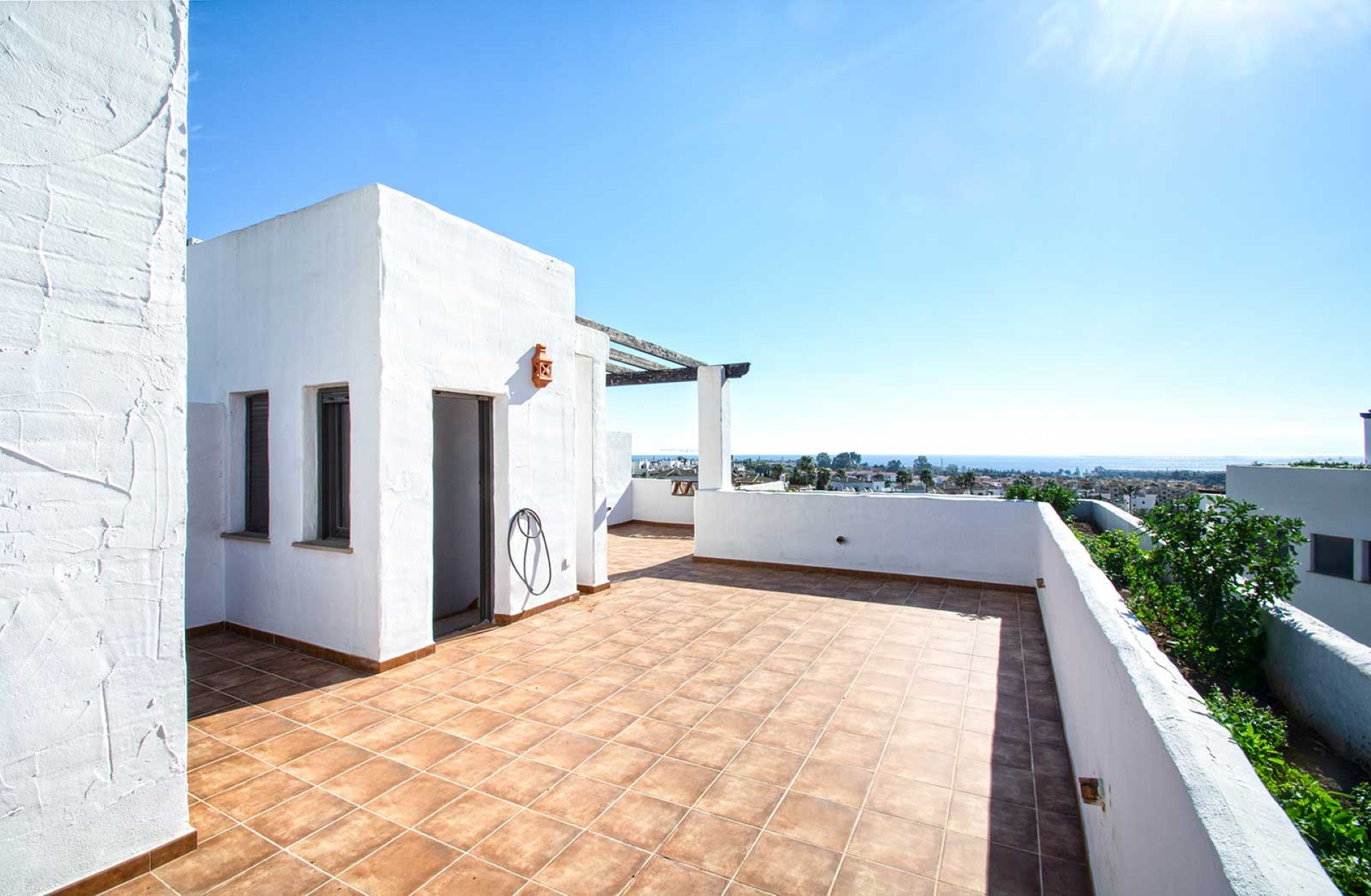 Elegante ático dúplex con vistas panorámicas al mar en Selwo, Estepona Este