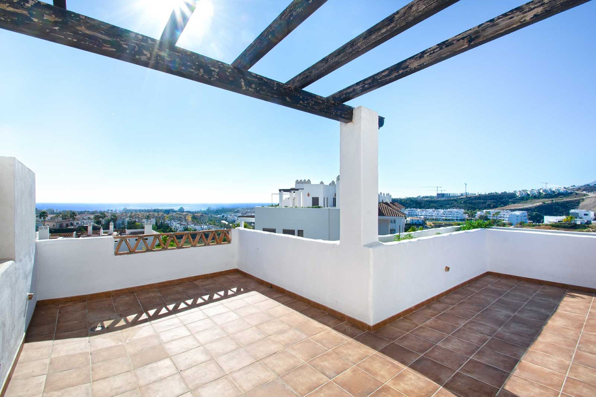 Elegante ático dúplex con vistas panorámicas al mar en Selwo, Estepona Este