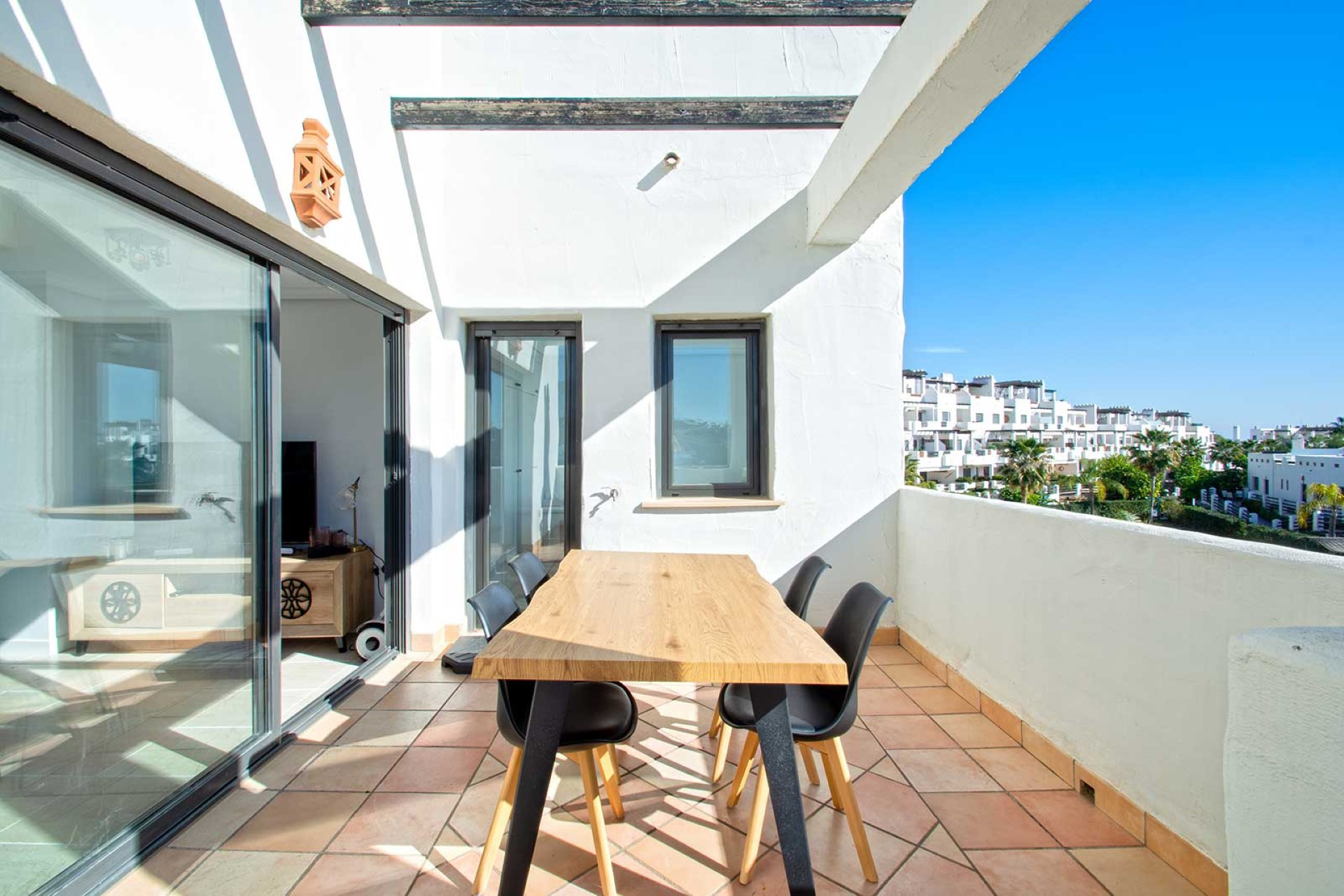 Elegante ático dúplex con vistas panorámicas al mar en Selwo, Estepona Este