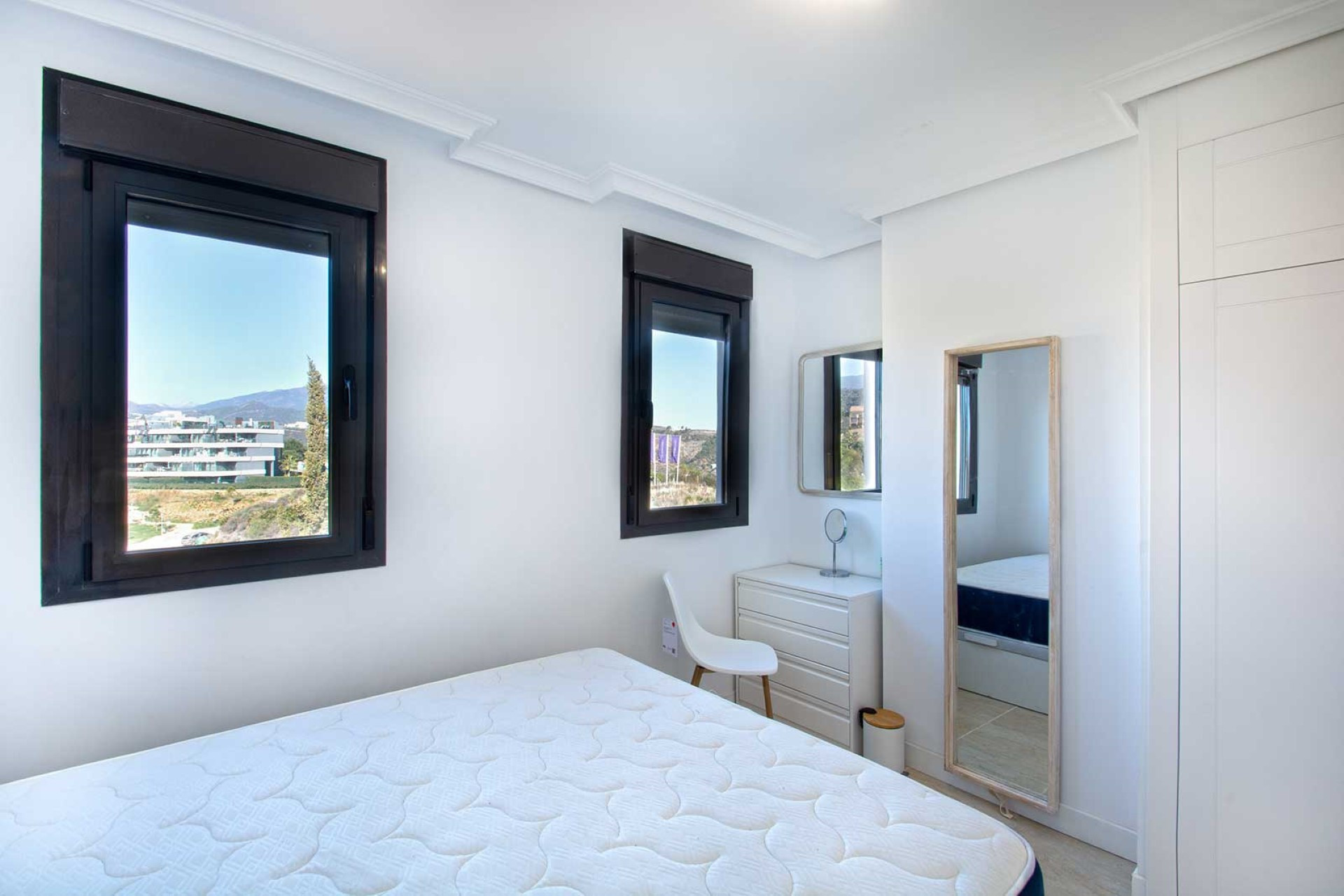 Elegante ático dúplex con vistas panorámicas al mar en Selwo, Estepona Este