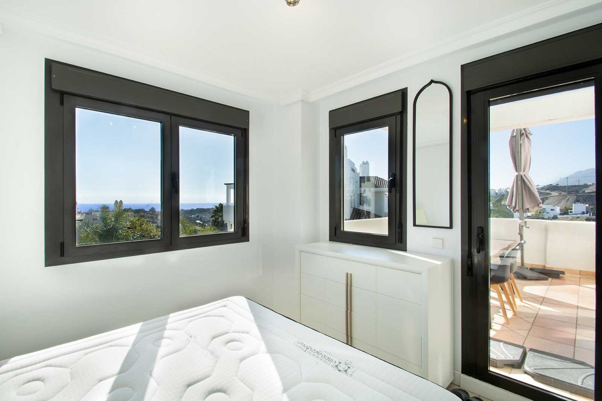 Elegante ático dúplex con vistas panorámicas al mar en Selwo, Estepona Este