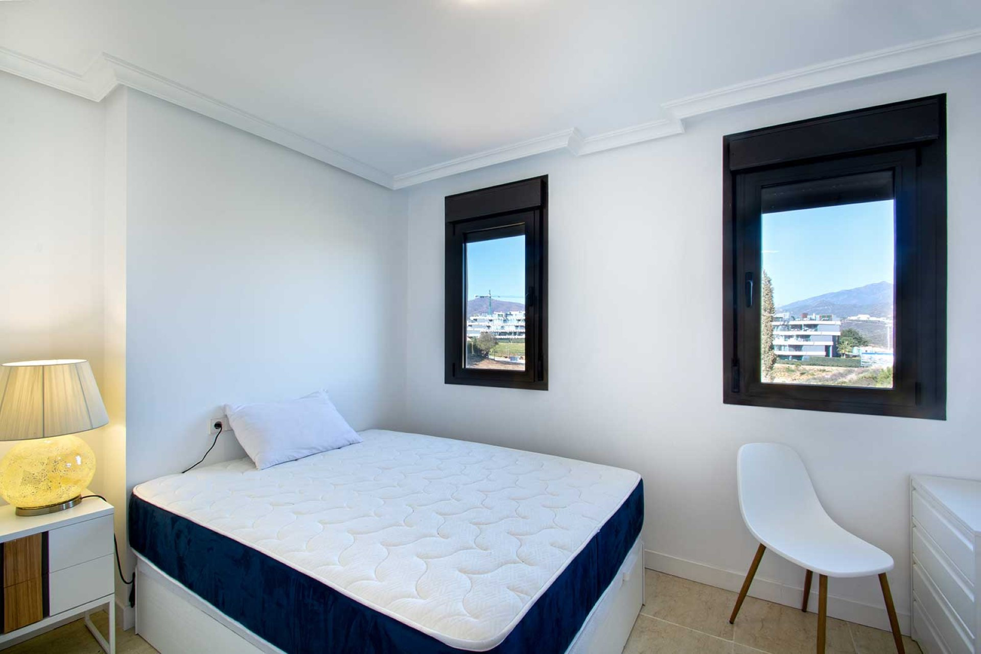 Elegante ático dúplex con vistas panorámicas al mar en Selwo, Estepona Este