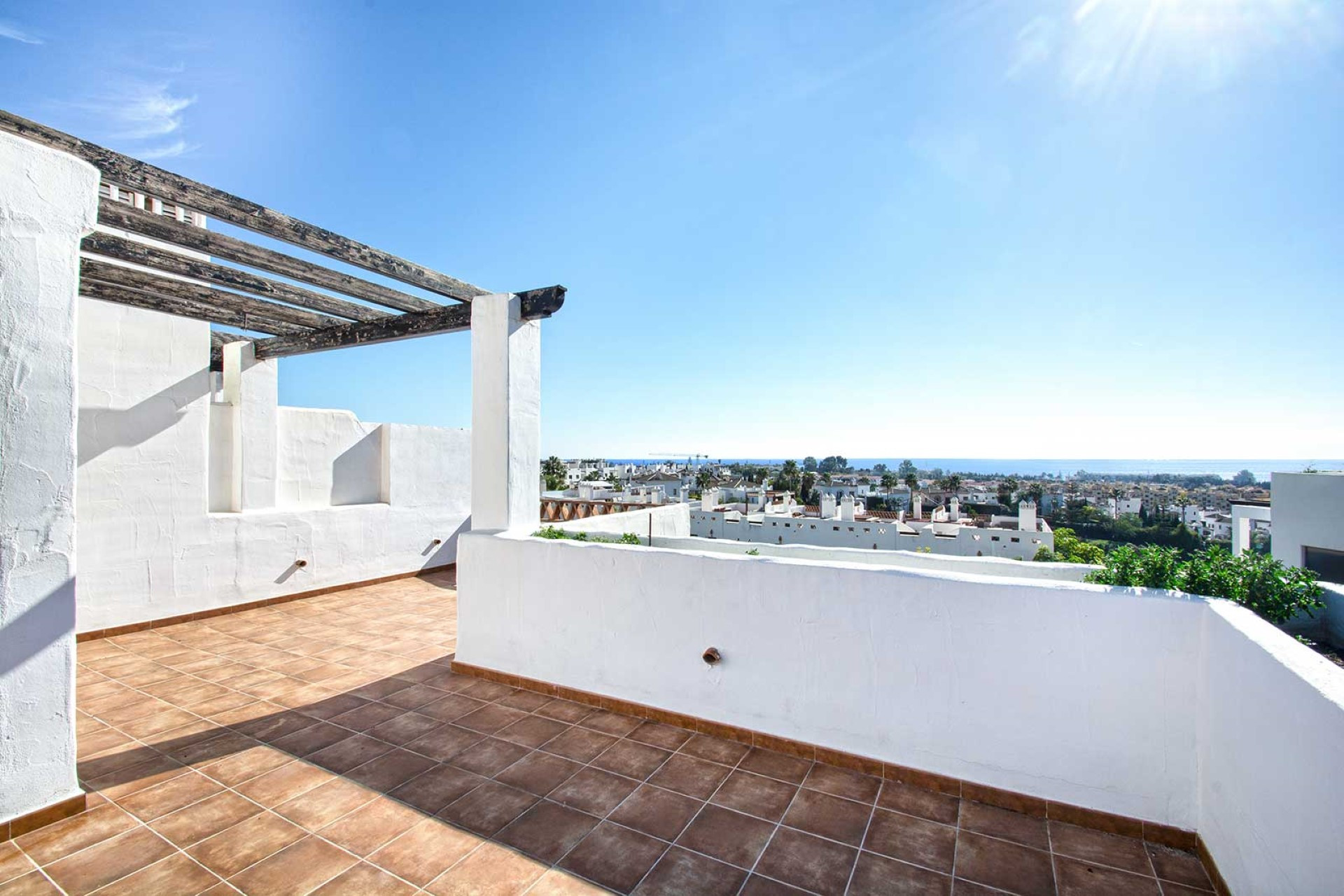 Elegante ático dúplex con vistas panorámicas al mar en Selwo, Estepona Este