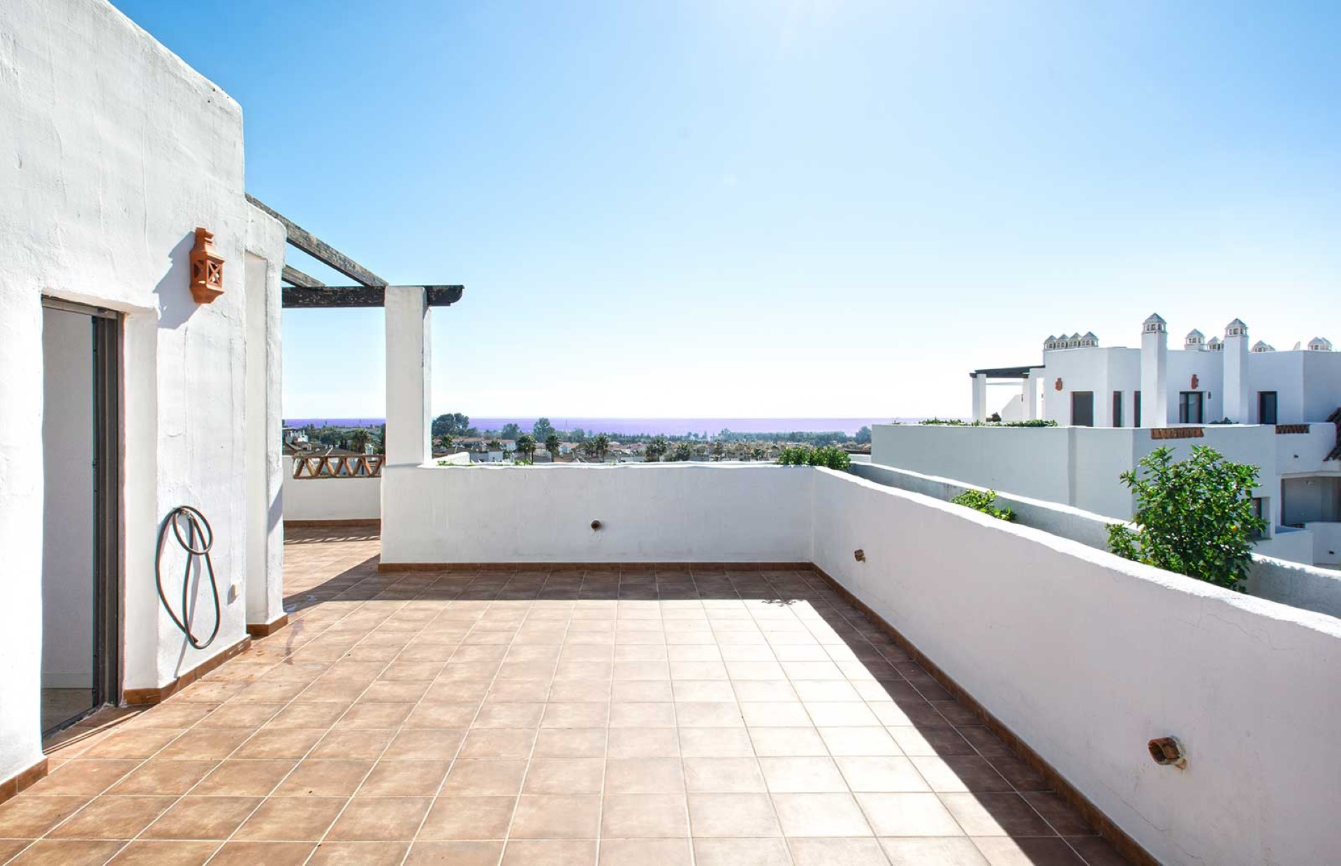 Elegante ático dúplex con vistas panorámicas al mar en Selwo, Estepona Este