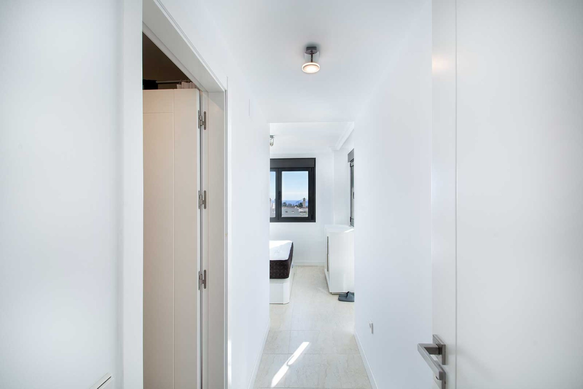 Elegante ático dúplex con vistas panorámicas al mar en Selwo, Estepona Este