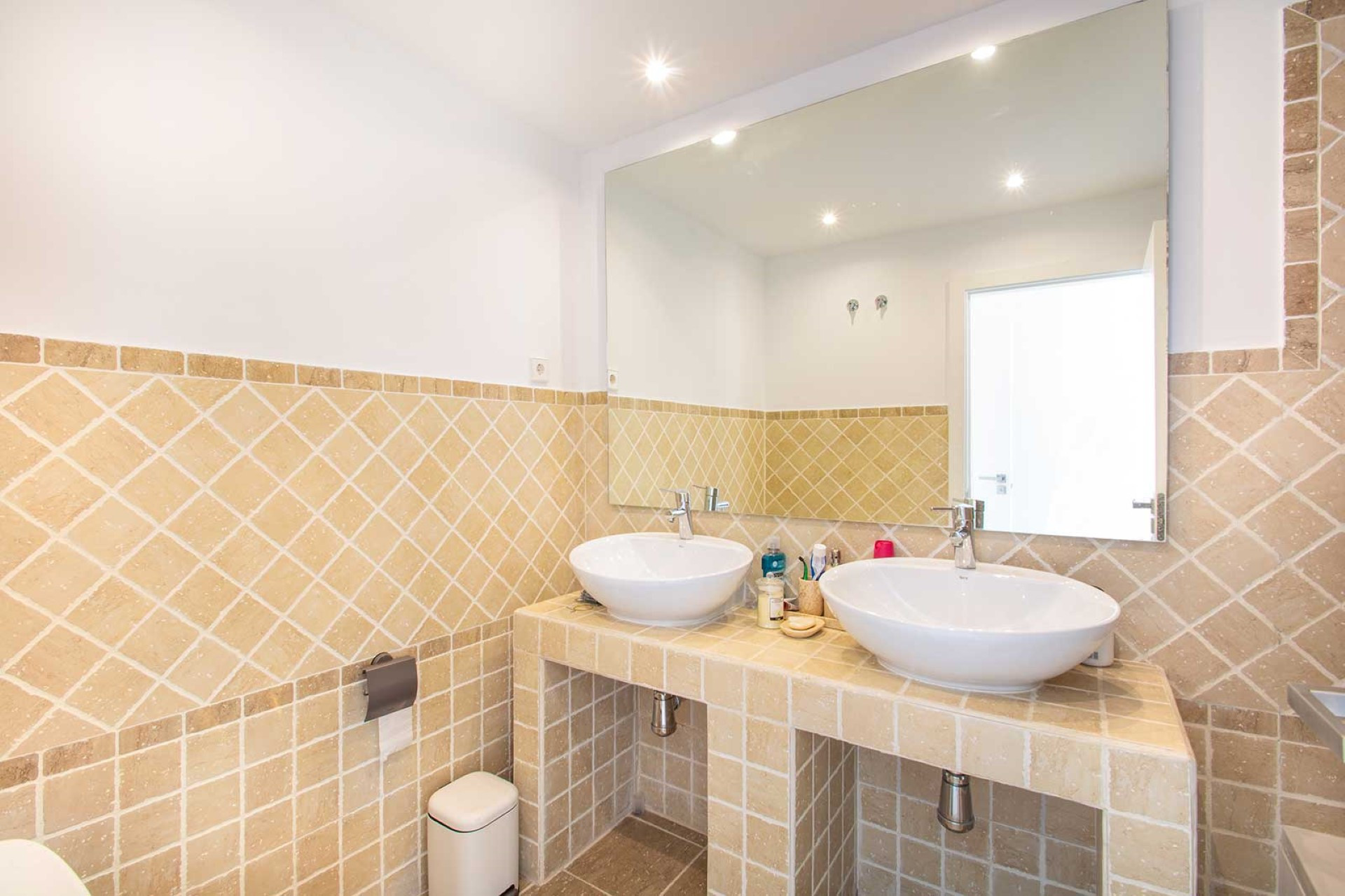 Elegante ático dúplex con vistas panorámicas al mar en Selwo, Estepona Este