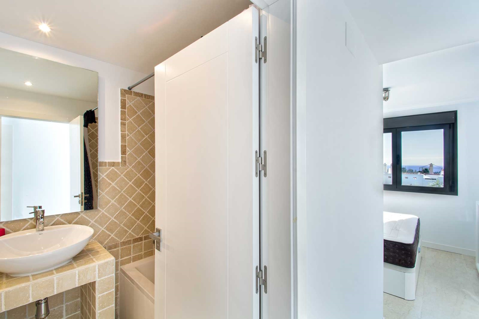 Elegante ático dúplex con vistas panorámicas al mar en Selwo, Estepona Este