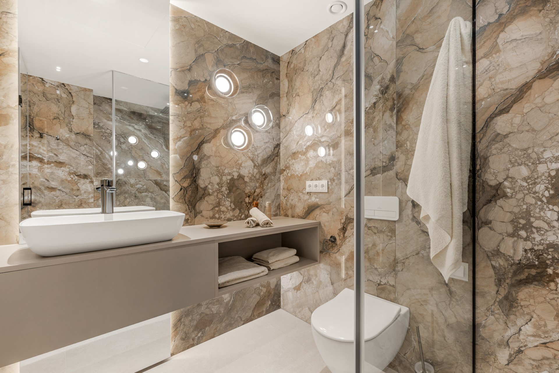 Exquisite frontline beach penthouse in Bahía del Velerín, Estepona