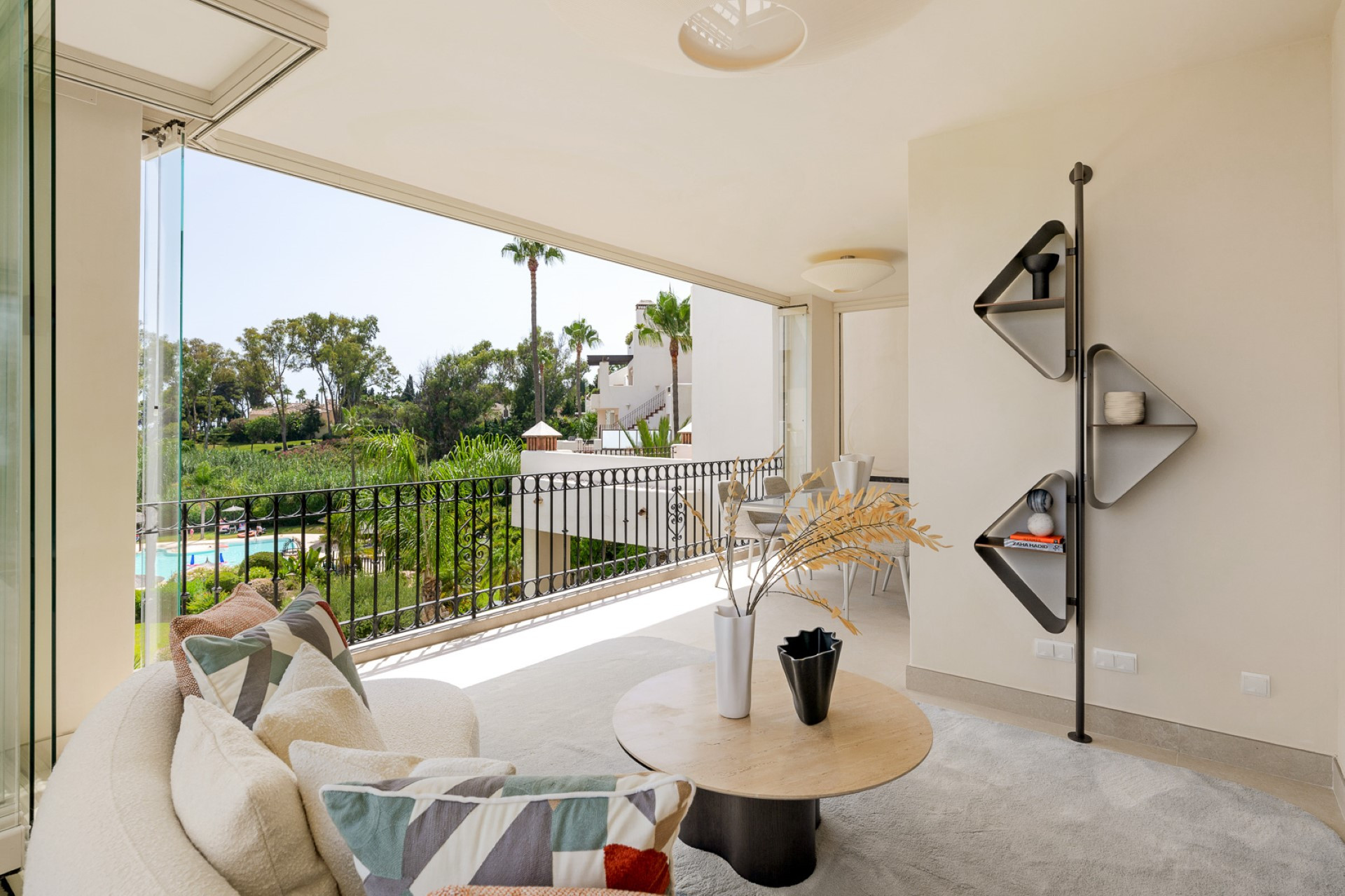 Beachside renovated apartment with 3 bedrooms in Bahía del Velerín, New Golden Mile