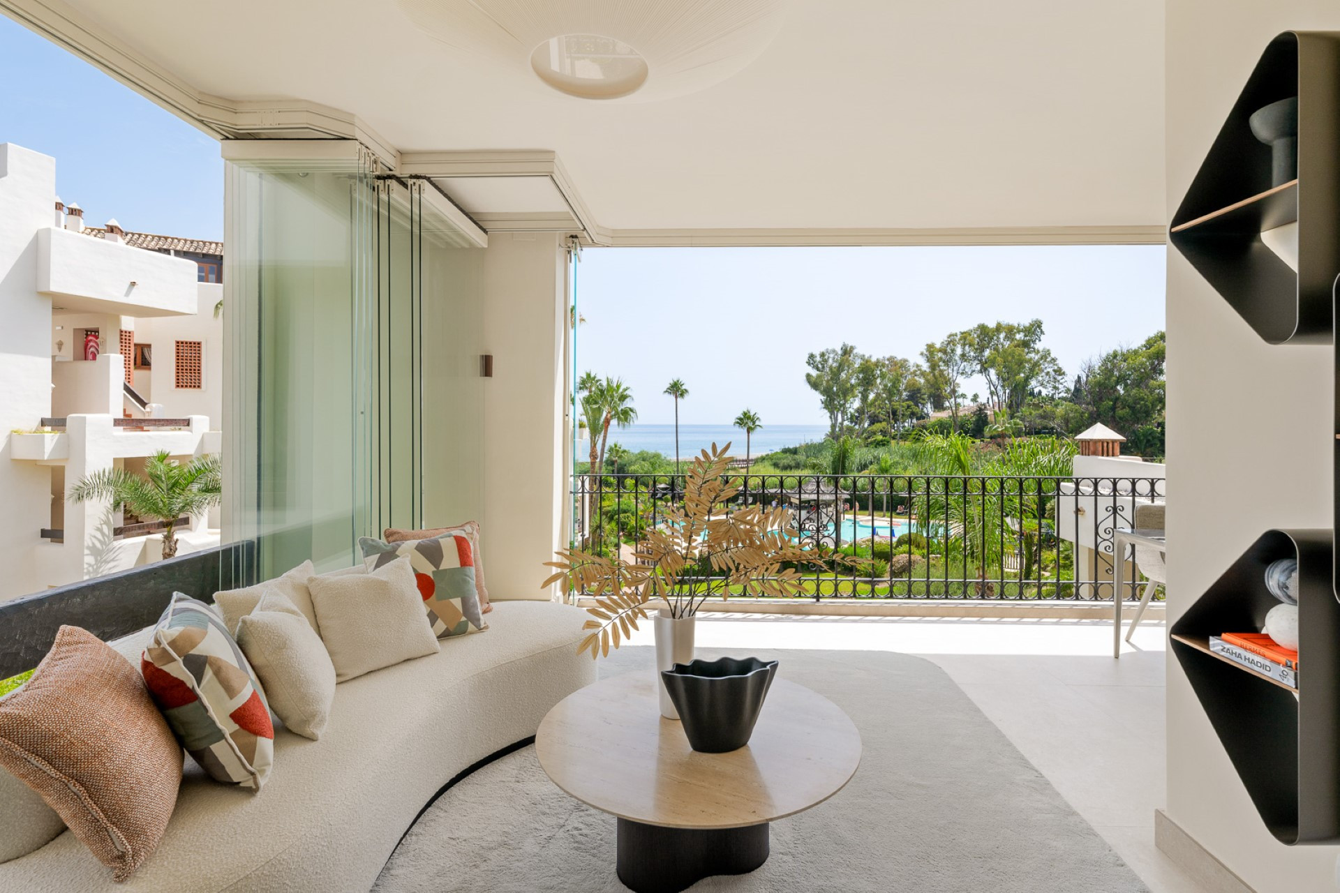 Beachside renovated apartment with 3 bedrooms in Bahía del Velerín, New Golden Mile