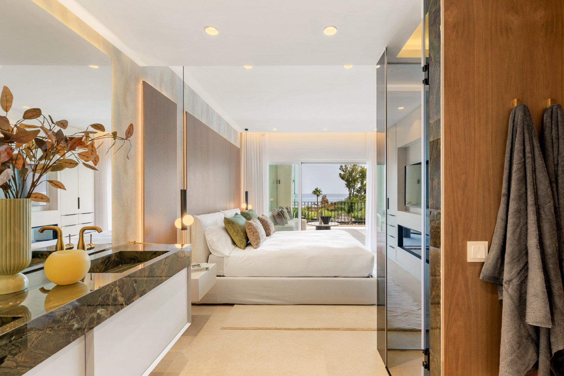 Beachside renovated apartment with 3 bedrooms in Bahía del Velerín, New Golden Mile
