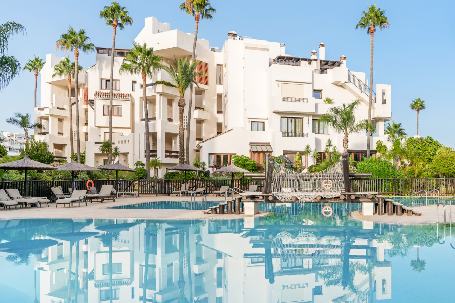 Beachside renovated apartment with 3 bedrooms in Bahía del Velerín, New Golden Mile