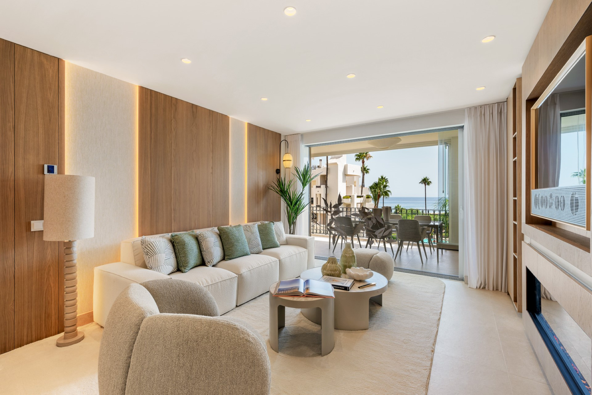Beachside renovated apartment with 3 bedrooms in Bahía del Velerín, New Golden Mile