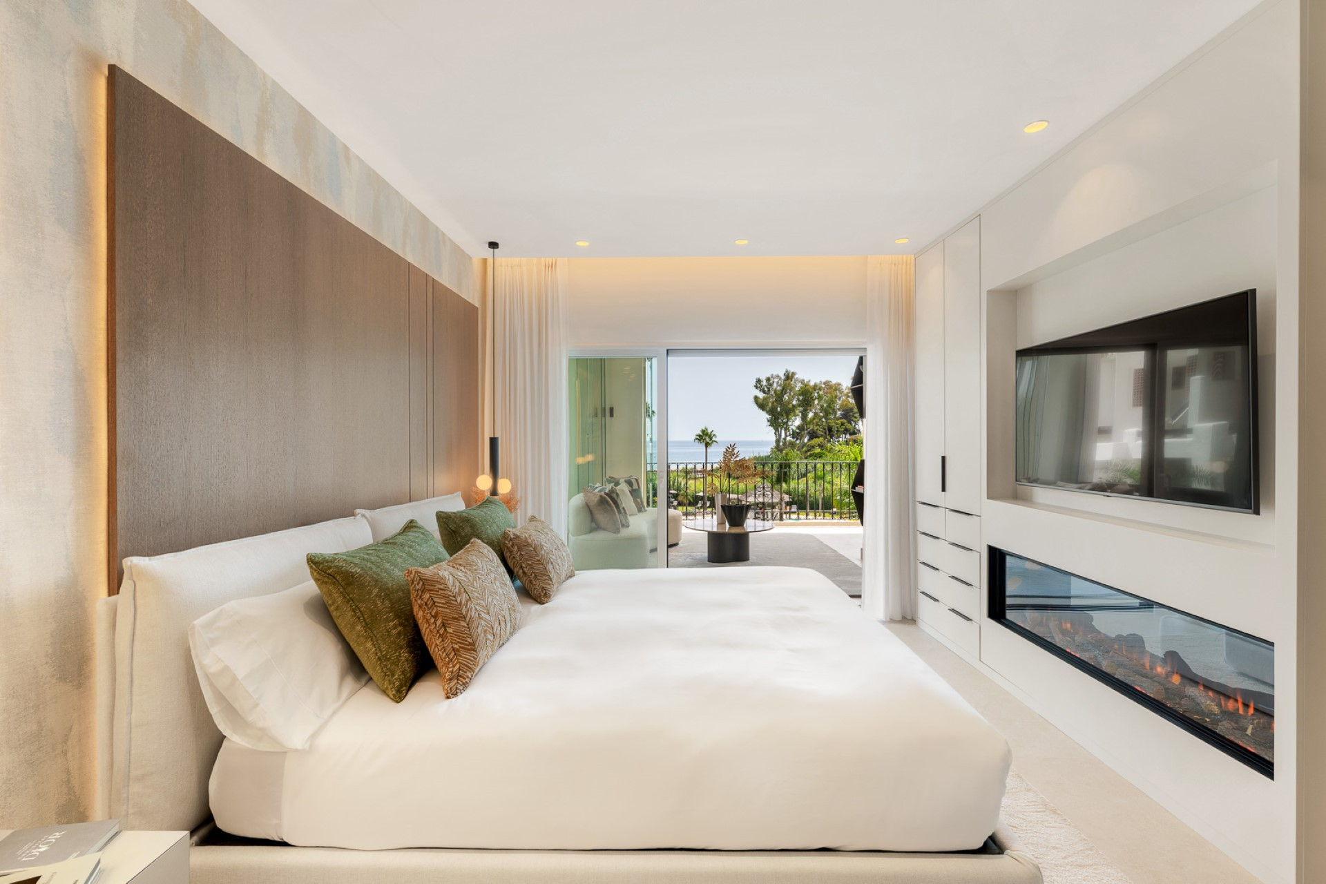 Beachside renovated apartment with 3 bedrooms in Bahía del Velerín, New Golden Mile