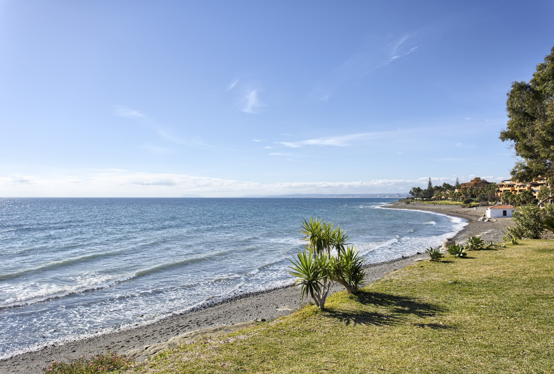 Apartamento de 2 dormitorios en primera línea de playa en Mar Azul, Estepona Este