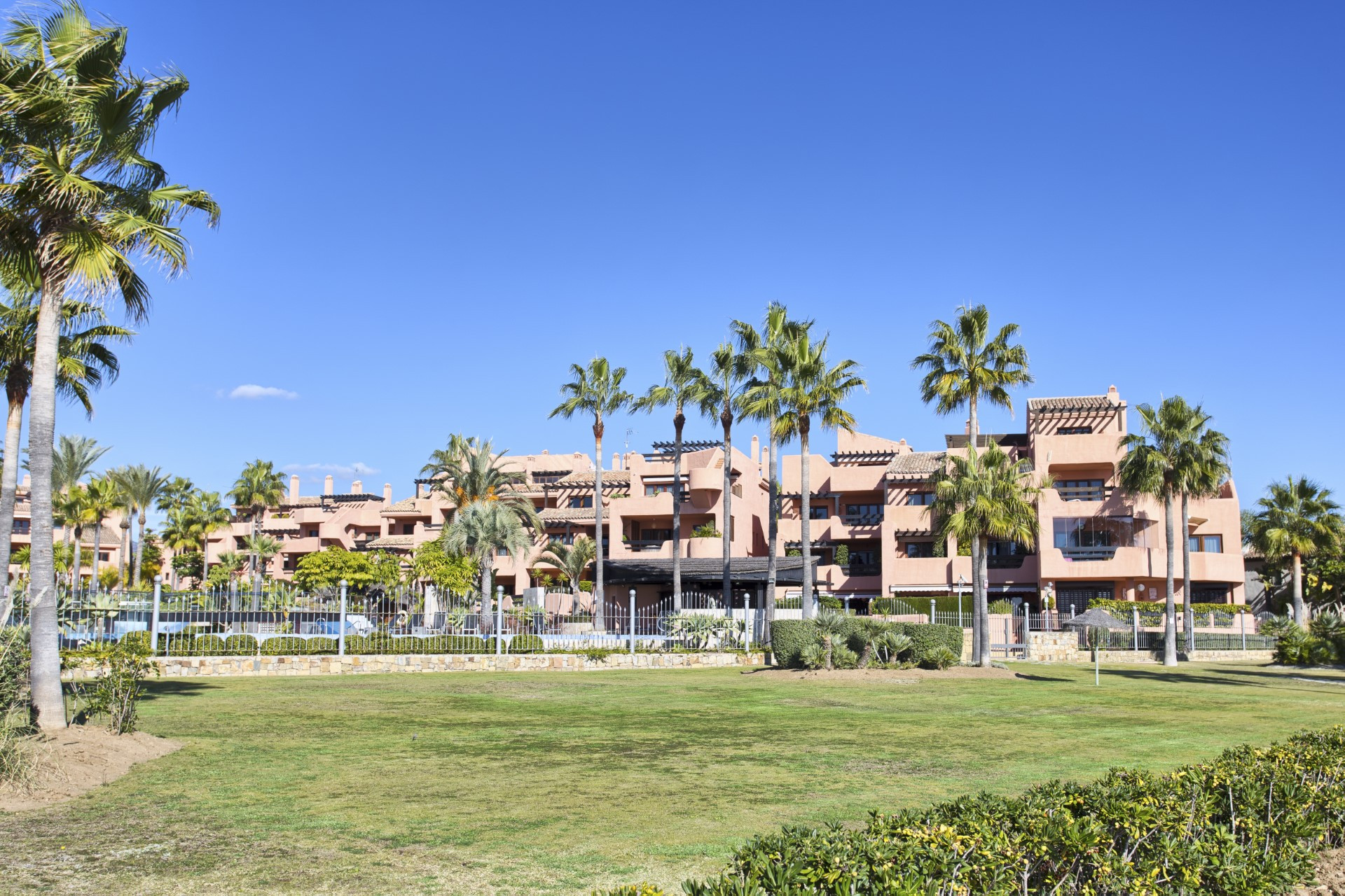 Apartamento de 2 dormitorios en primera línea de playa en Mar Azul, Estepona Este