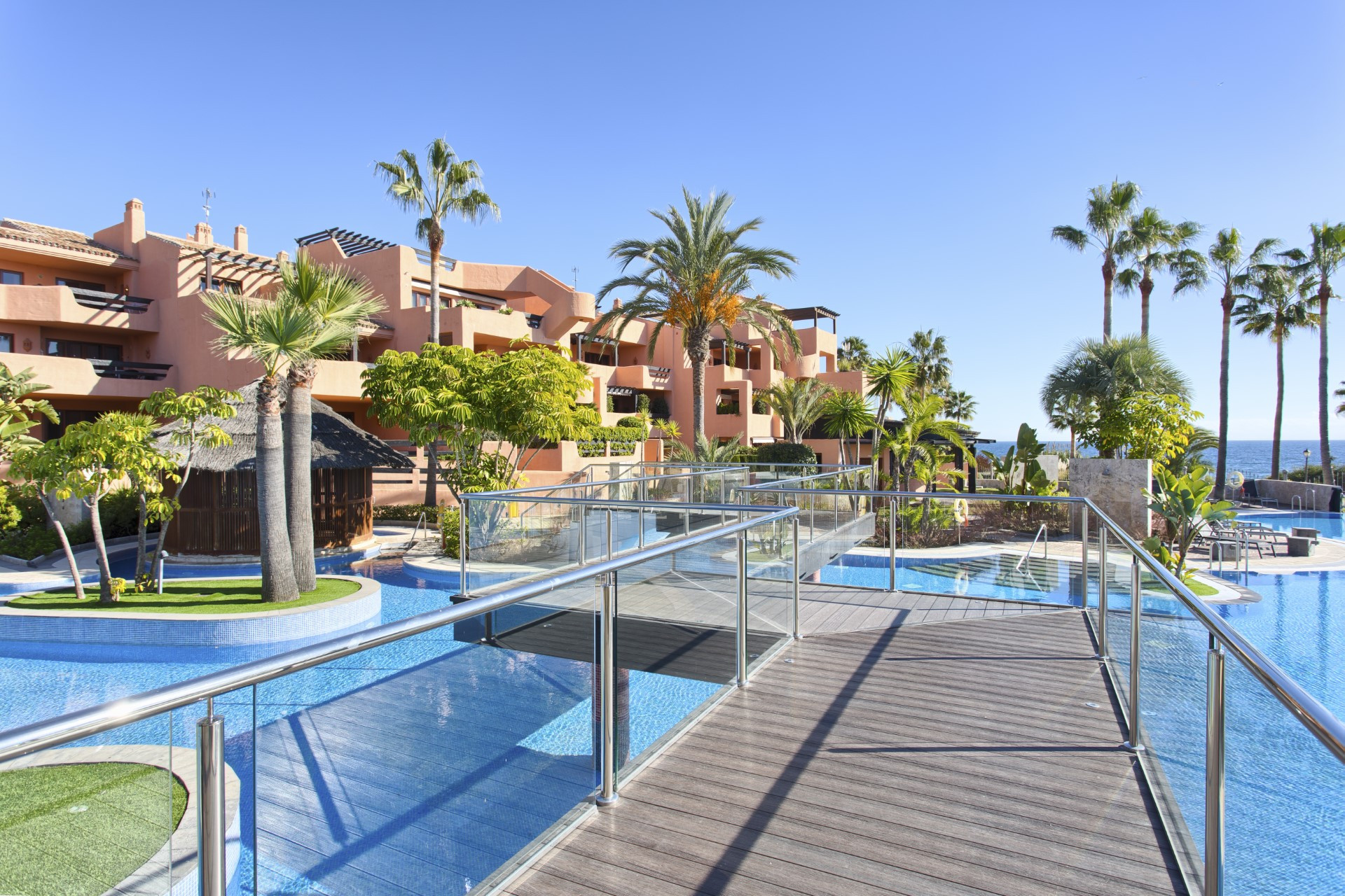 Apartamento de 2 dormitorios en primera línea de playa en Mar Azul, Estepona Este