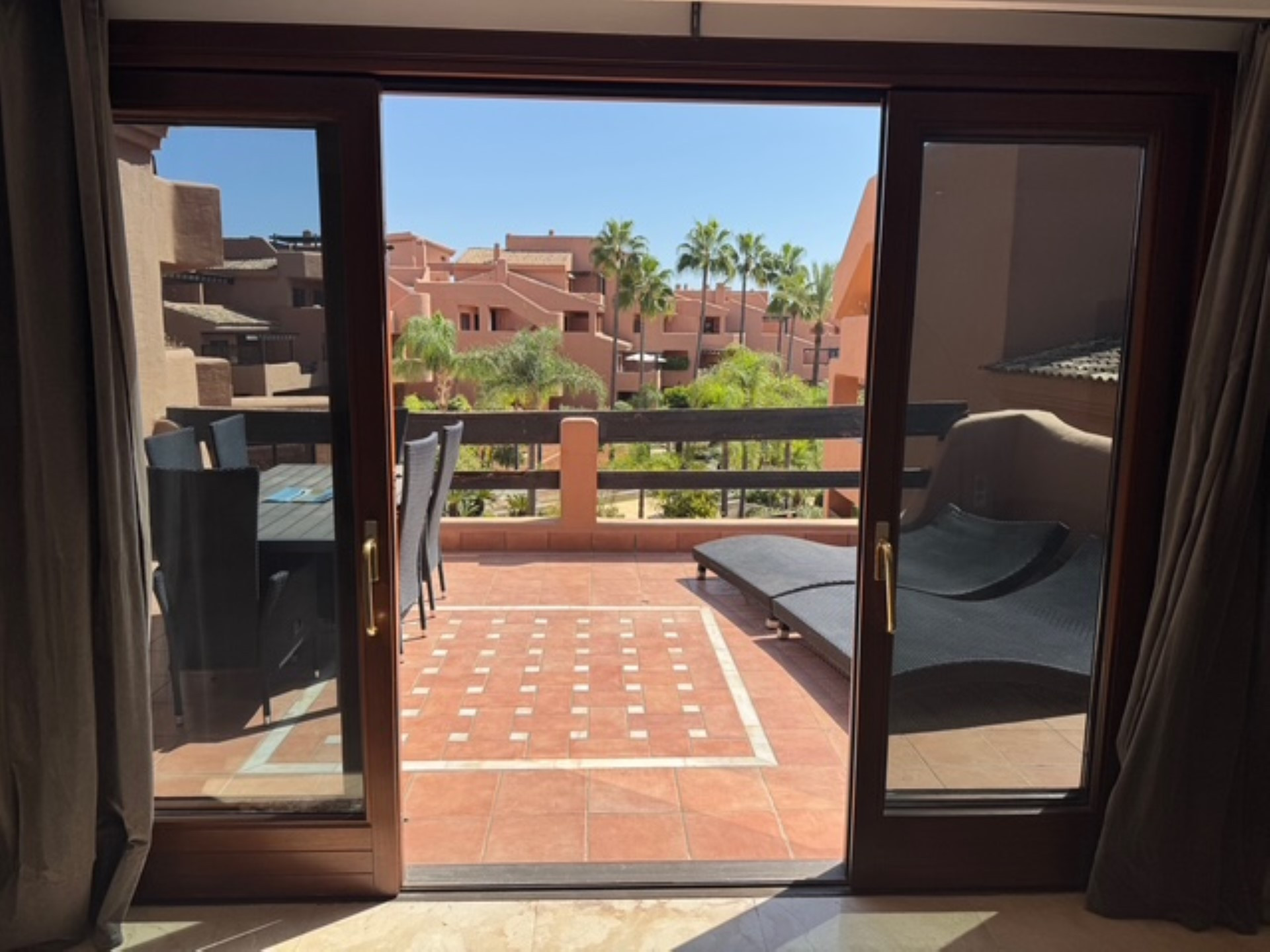 Apartamento de 2 dormitorios en primera línea de playa en Mar Azul, Estepona Este