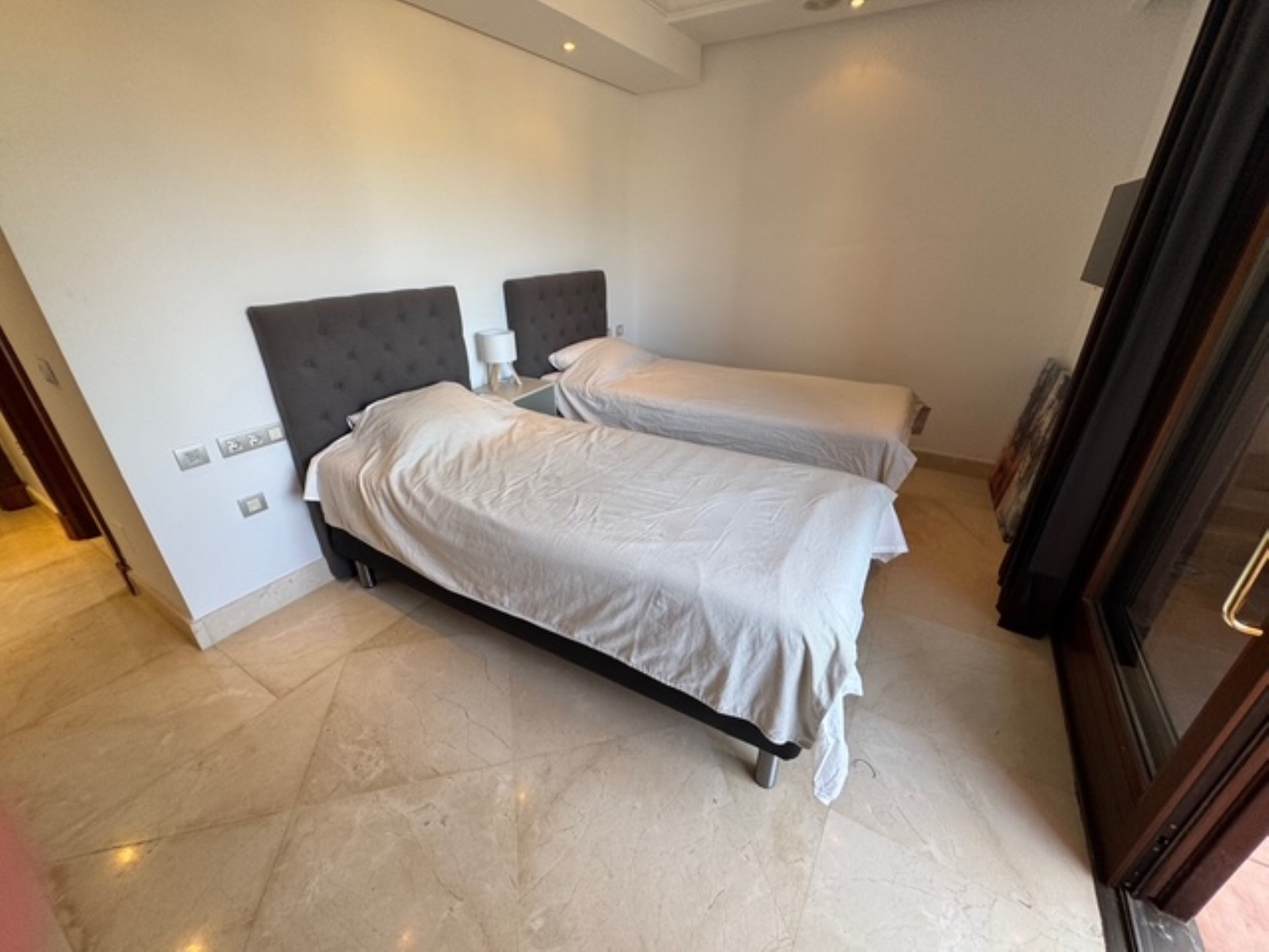 Apartamento de 2 dormitorios en primera línea de playa en Mar Azul, Estepona Este