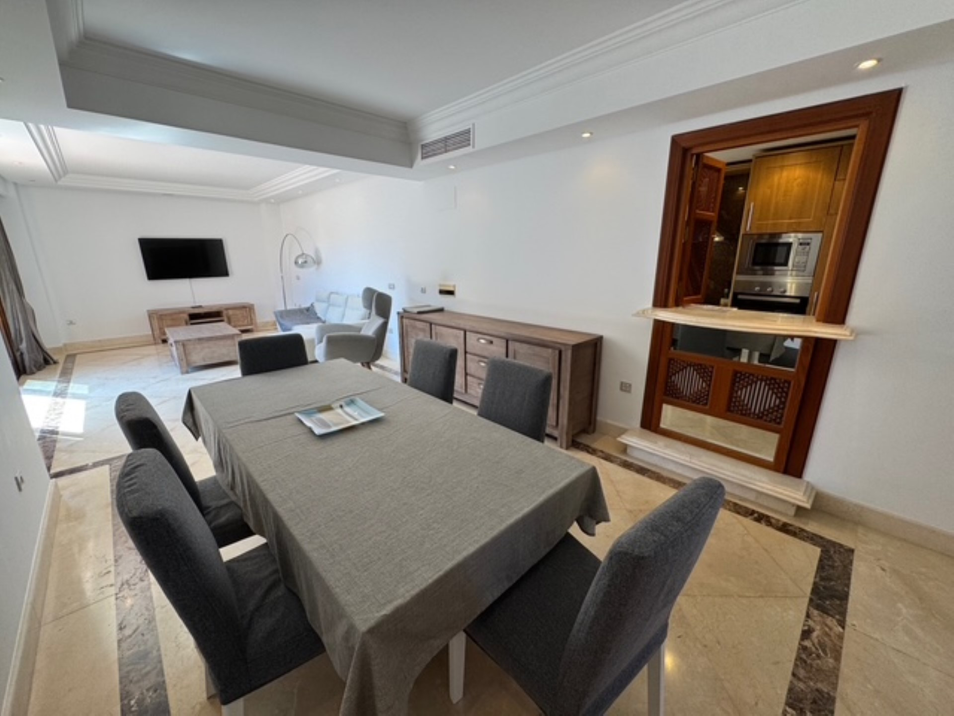 Apartamento de 2 dormitorios en primera línea de playa en Mar Azul, Estepona Este