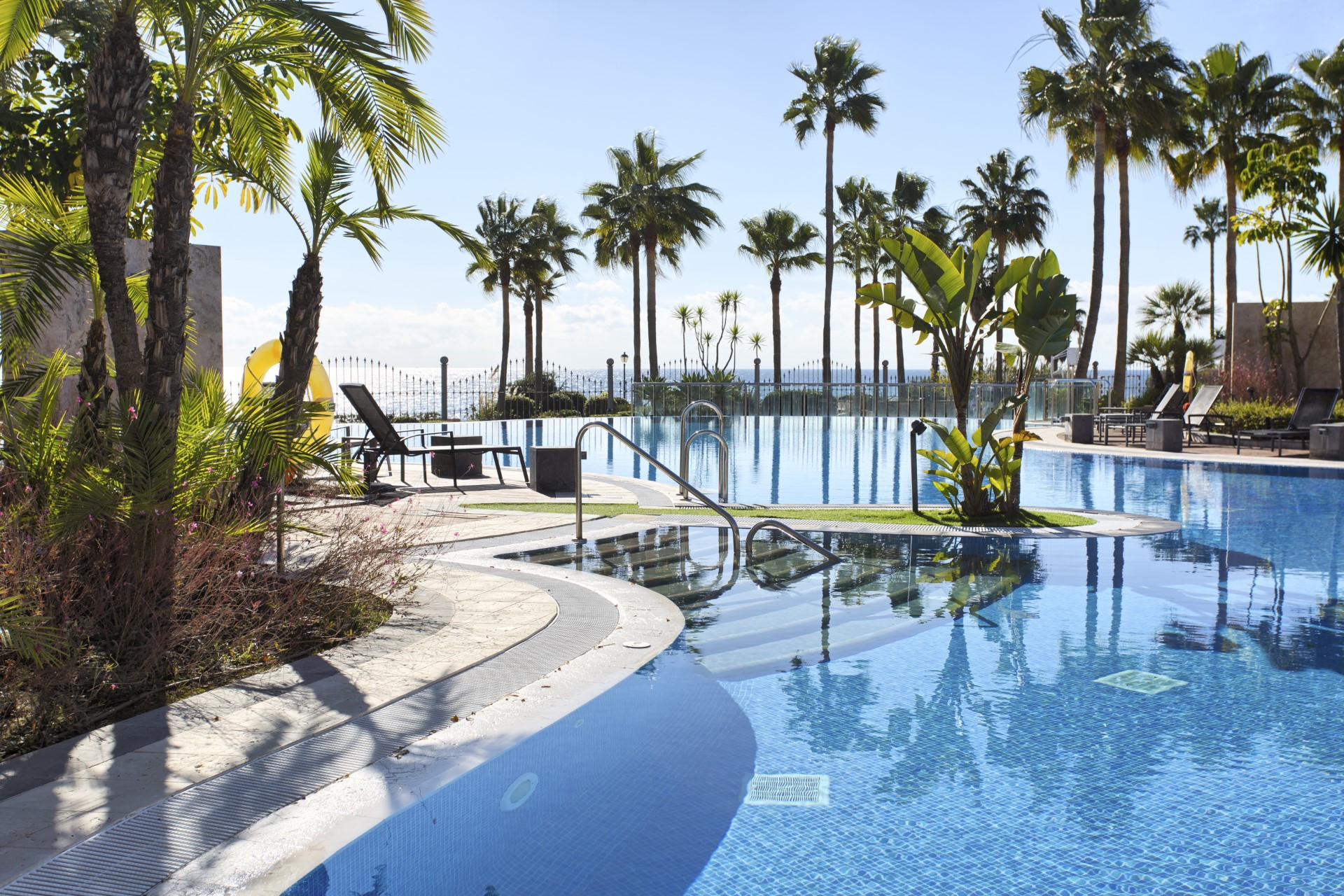 Apartamento de 2 dormitorios en primera línea de playa en Mar Azul, Estepona Este
