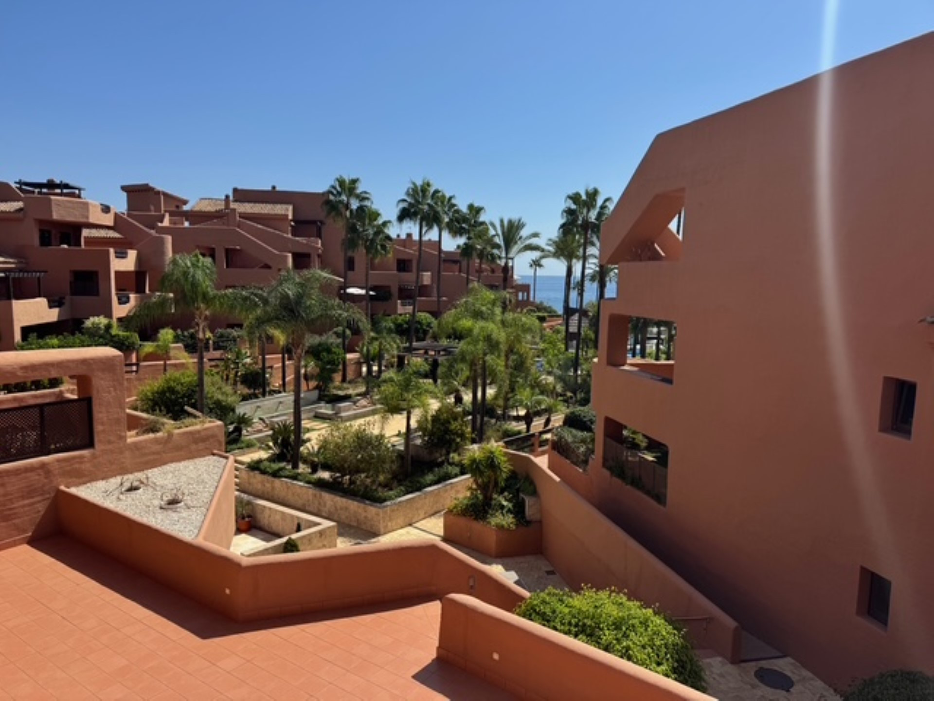 Apartamento de 2 dormitorios en primera línea de playa en Mar Azul, Estepona Este