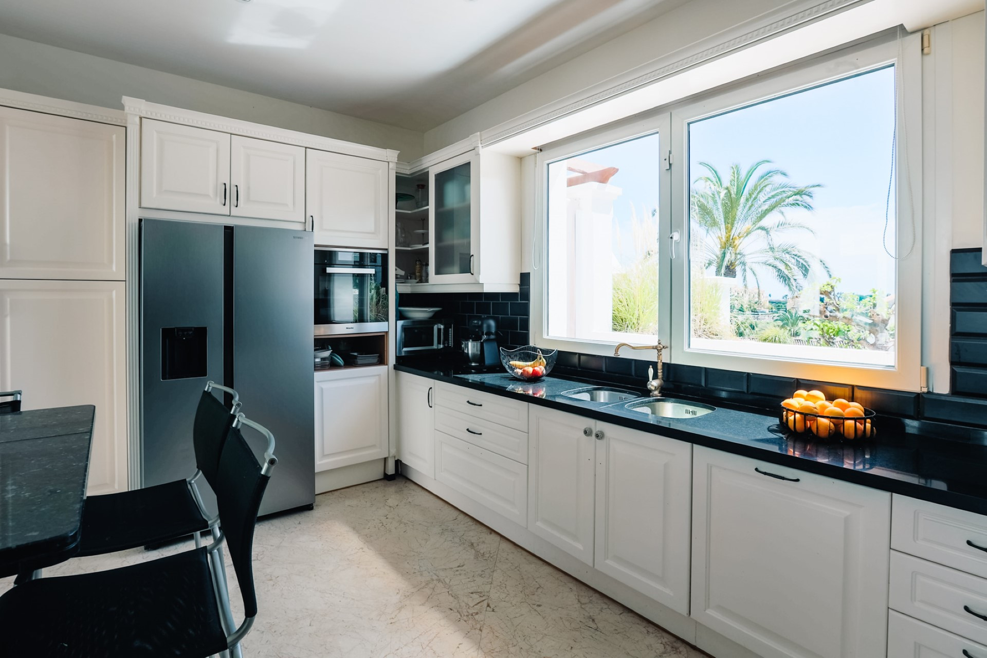 Exclusive 5-Bedroom Villa on the Frontline of Golf in La Resina.