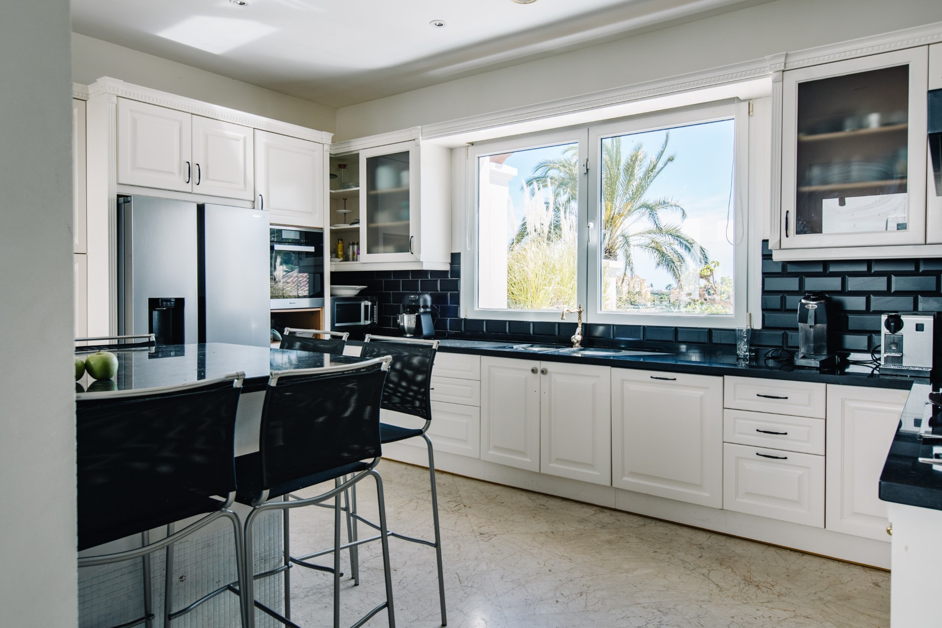 Exclusive 5-Bedroom Villa on the Frontline of Golf in La Resina.