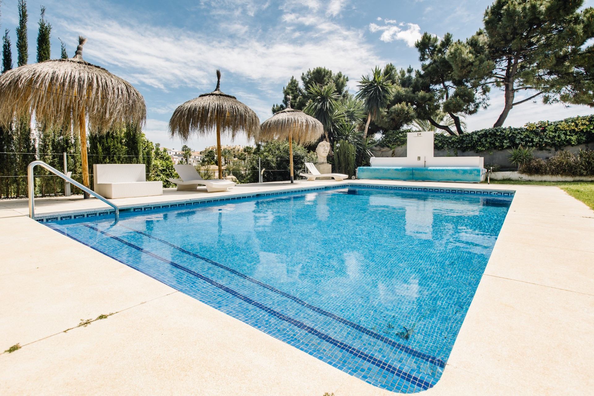 Exclusive 5-Bedroom Villa on the Frontline of Golf in La Resina.