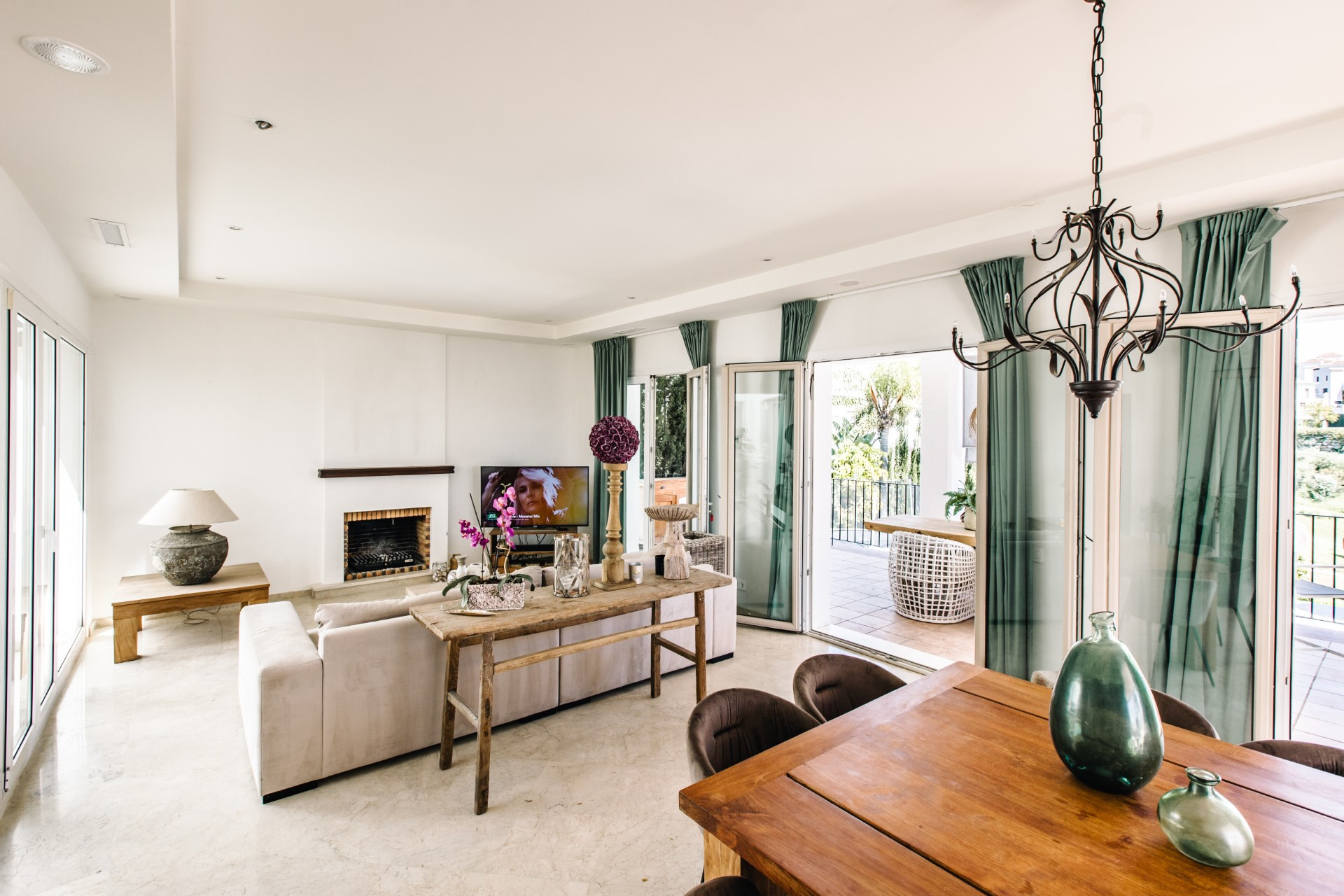 Exclusive 5-Bedroom Villa on the Frontline of Golf in La Resina.