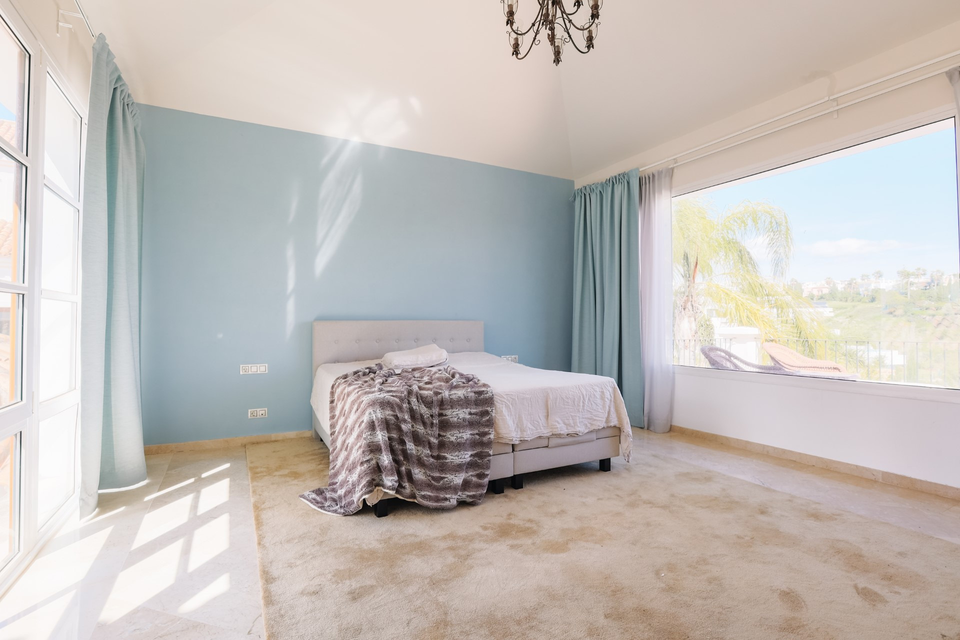 Exclusive 5-Bedroom Villa on the Frontline of Golf in La Resina.