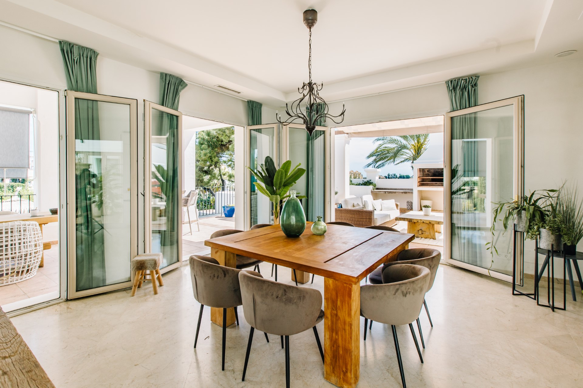 Exclusive 5-Bedroom Villa on the Frontline of Golf in La Resina.