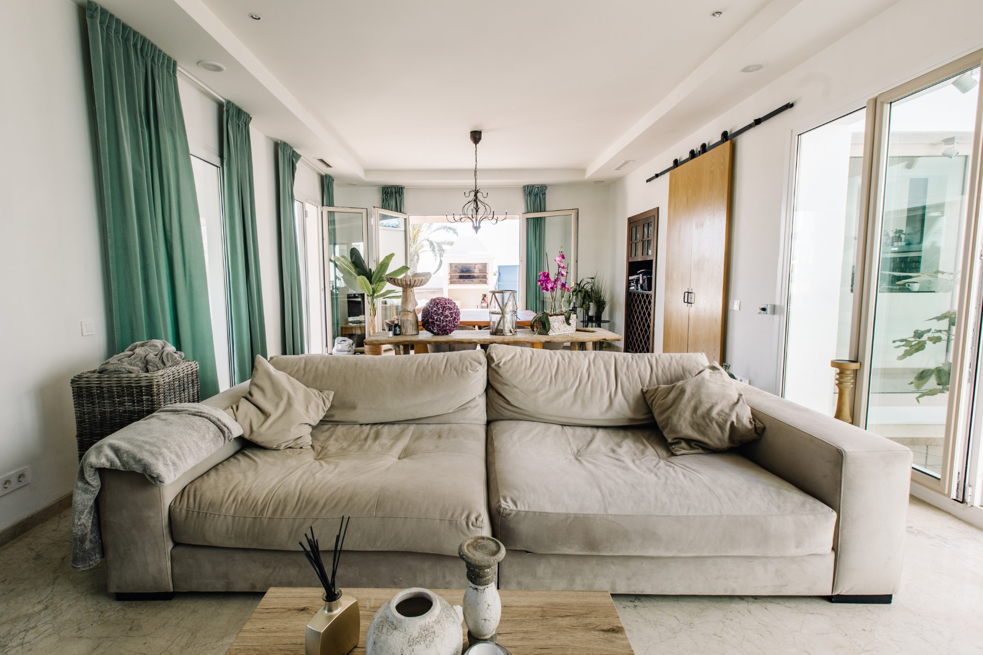 Exclusive 5-Bedroom Villa on the Frontline of Golf in La Resina.