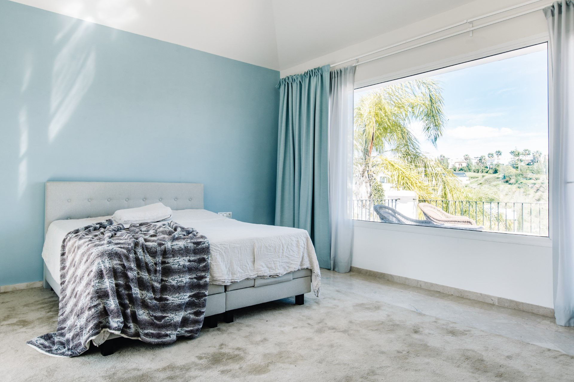 Exclusive 5-Bedroom Villa on the Frontline of Golf in La Resina.