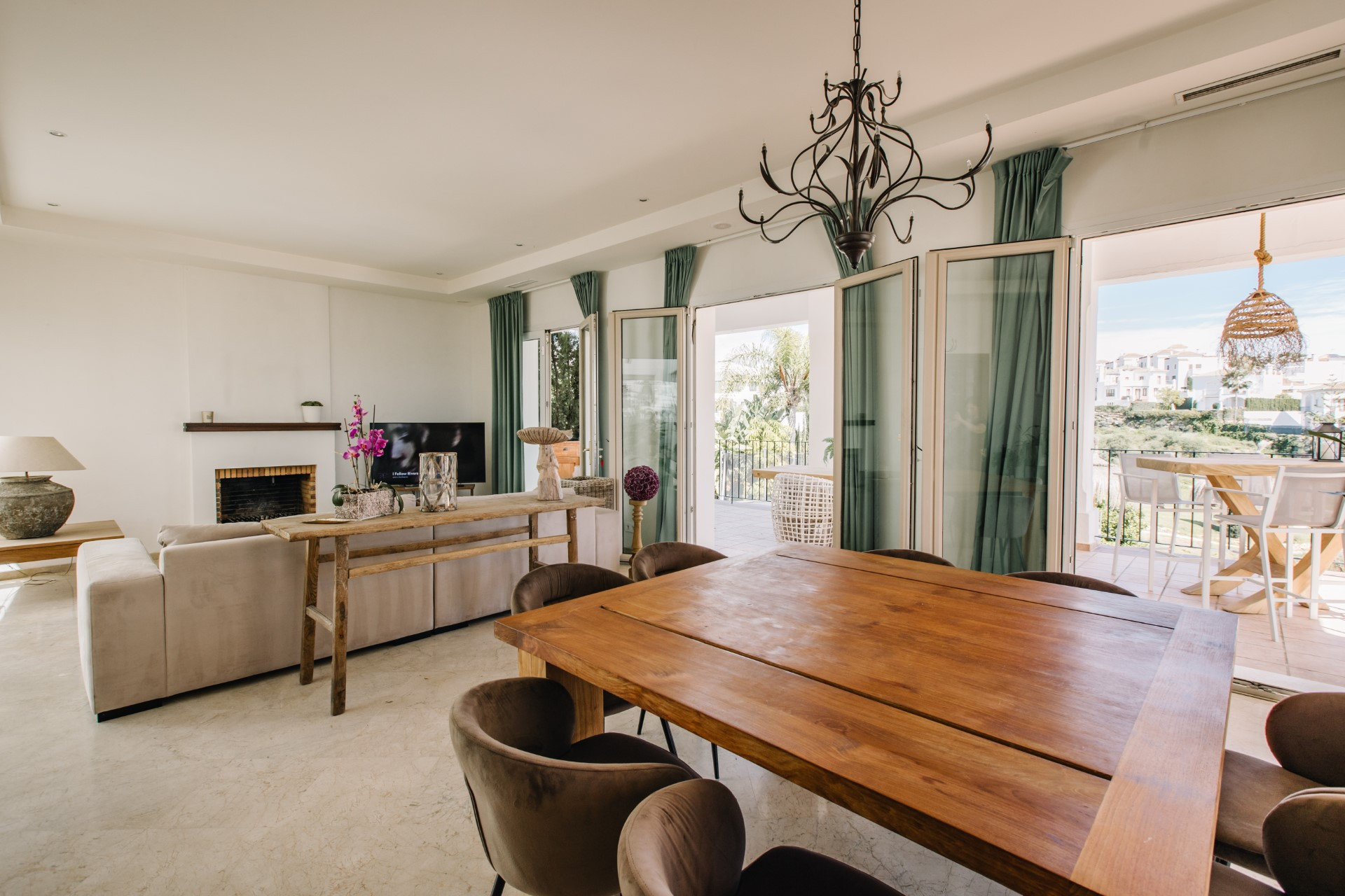 Exclusive 5-Bedroom Villa on the Frontline of Golf in La Resina.